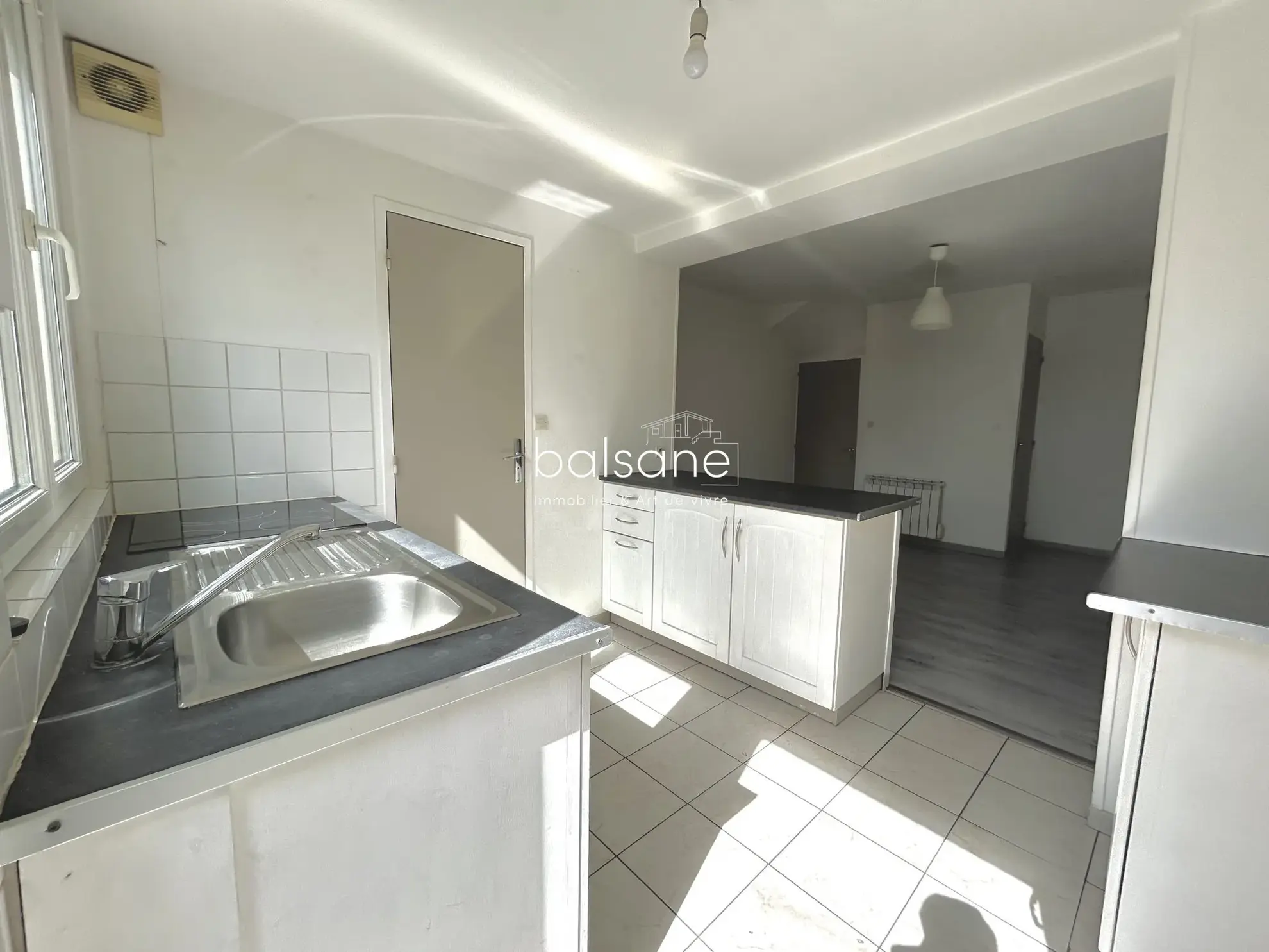 Maison 2 chambres avec cour, cave et stationnement à Deville-lès-Rouen