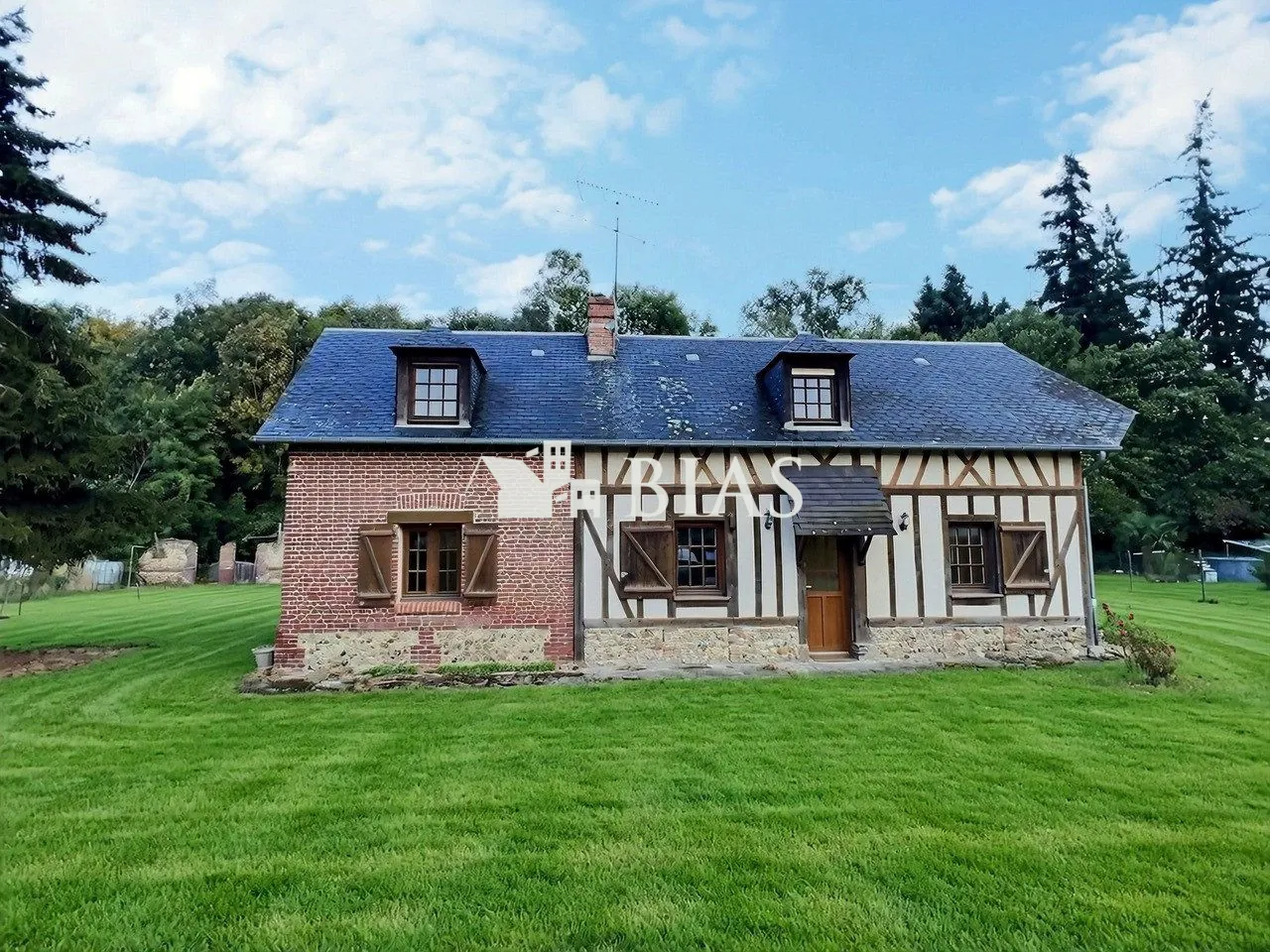 Maison à vendre à Beaumesnil, proche de Bernay, en briques et colombages