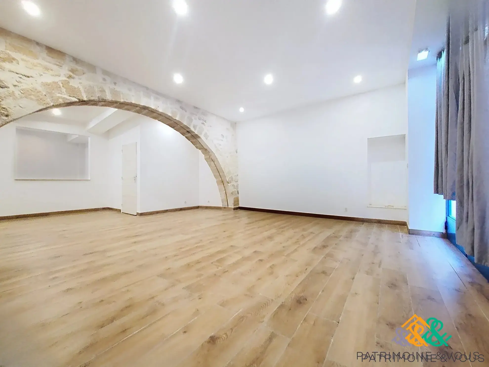 Local commercial à vendre en plein centre de Beaucaire, idéal pour activité commerciale ou libérale