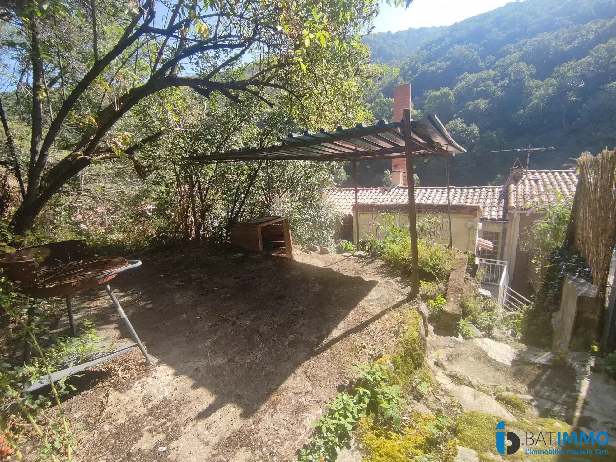 Maison de ville avec terrasse, jardinet et dépendances à Mazamet 