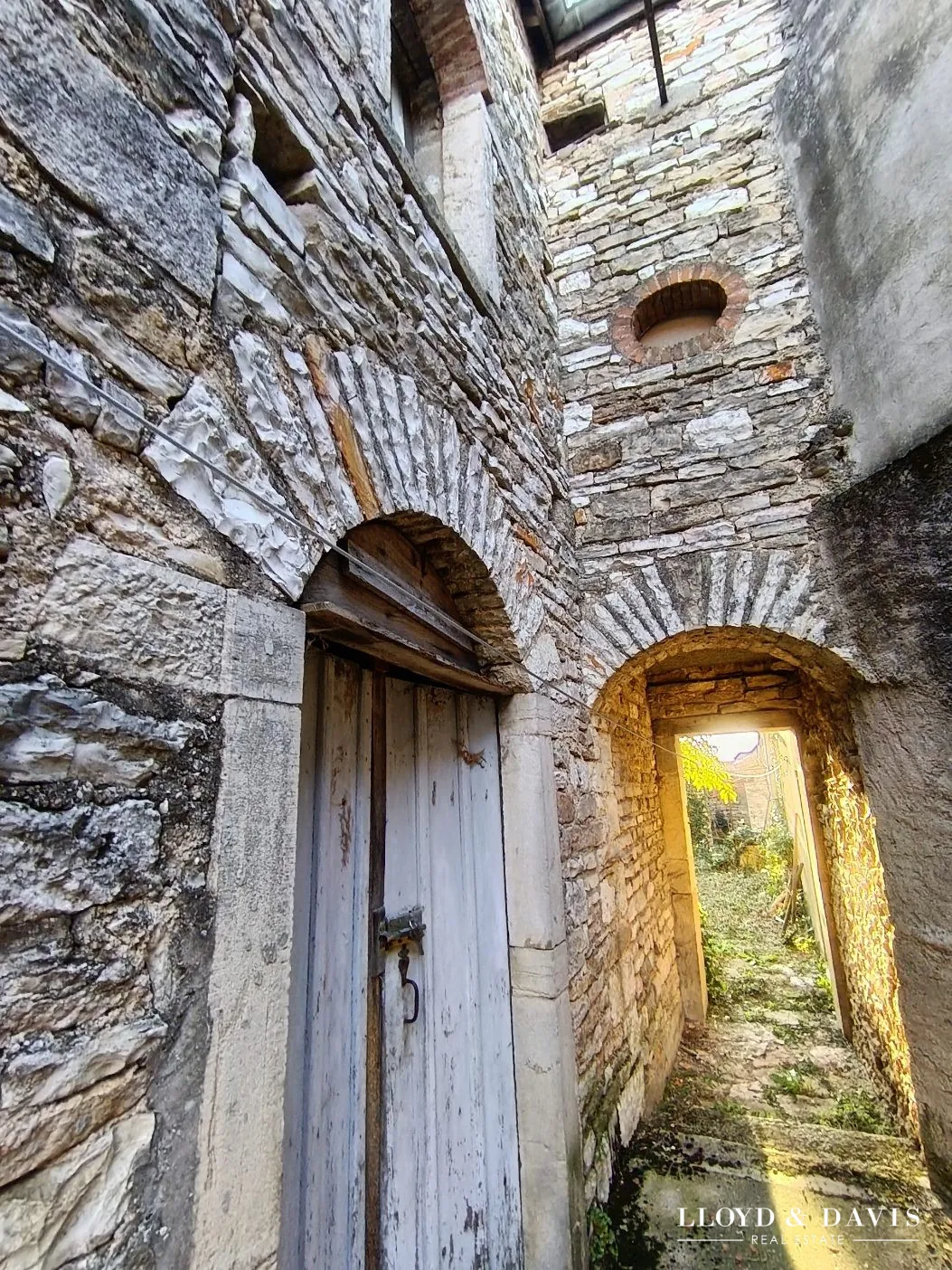 Grande propriété à rénover avec maison, grange et dépendances à Volnay 