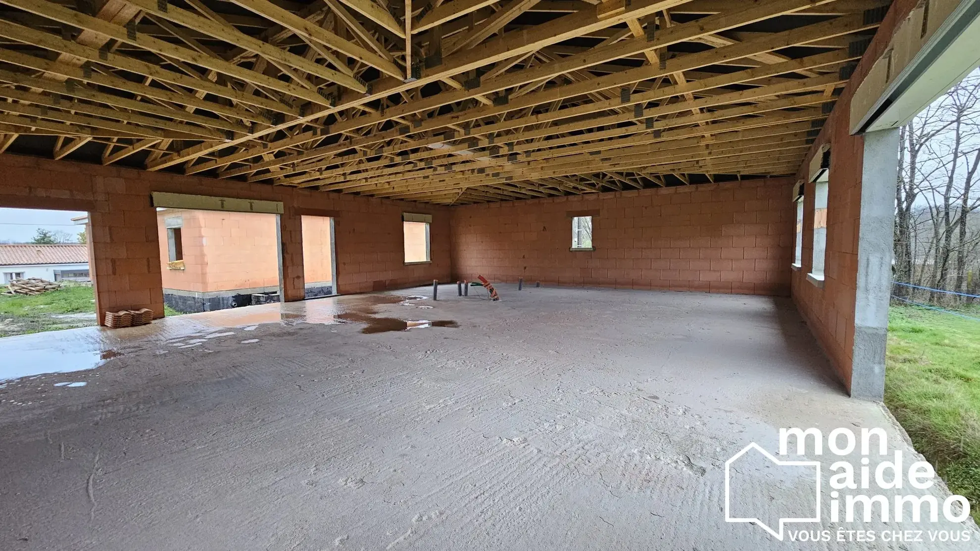 Maison neuve à terminer avec garage dans un environnement calme à Saint Martin du Bois 