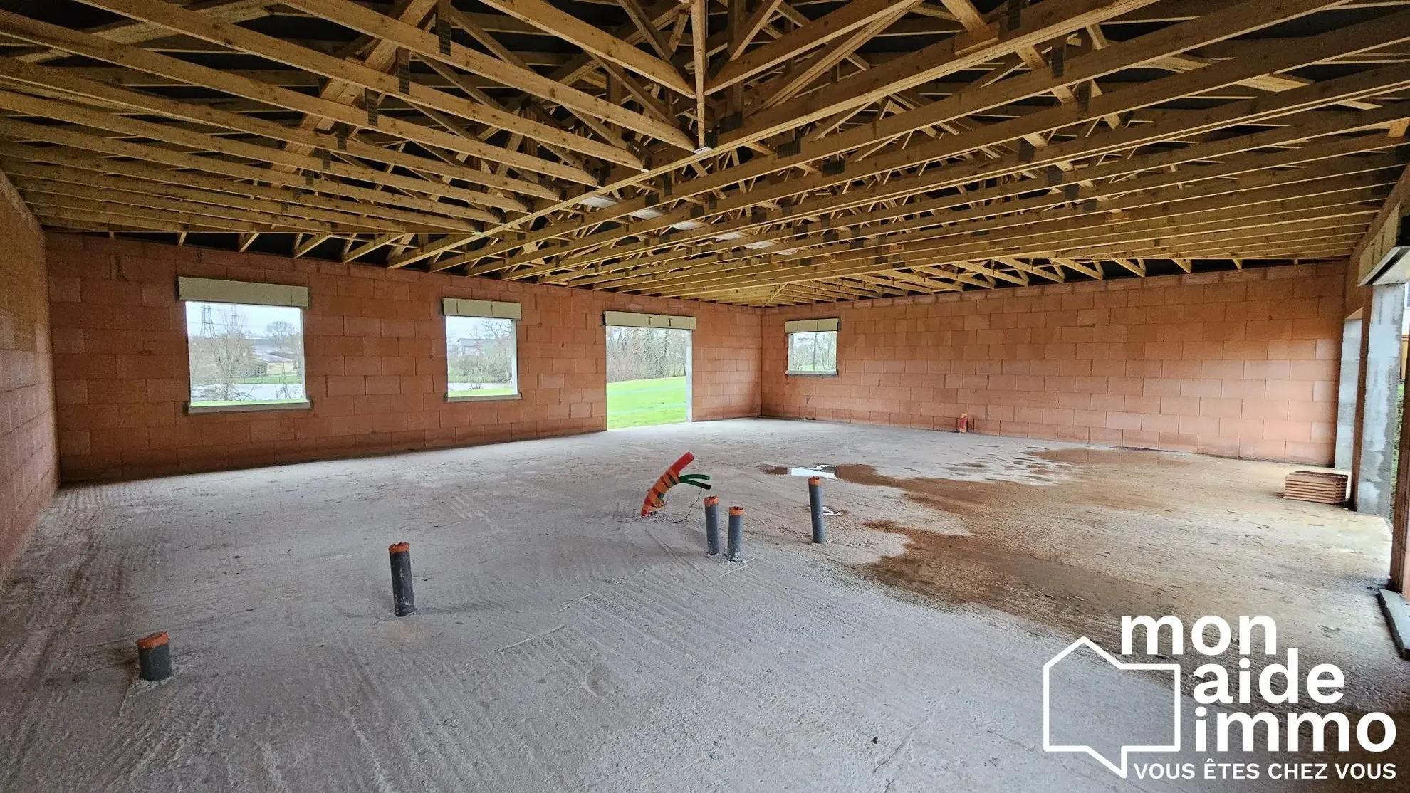 Maison neuve à terminer avec garage dans un environnement calme à Saint Martin du Bois 