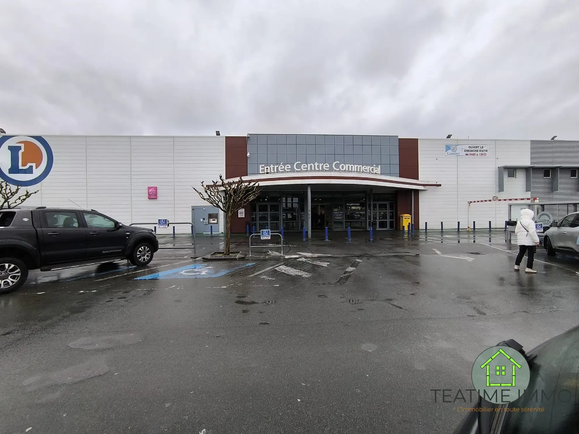 Fonds de commerce prêt à reprendre à Royan avec parking privé et conformité ERP