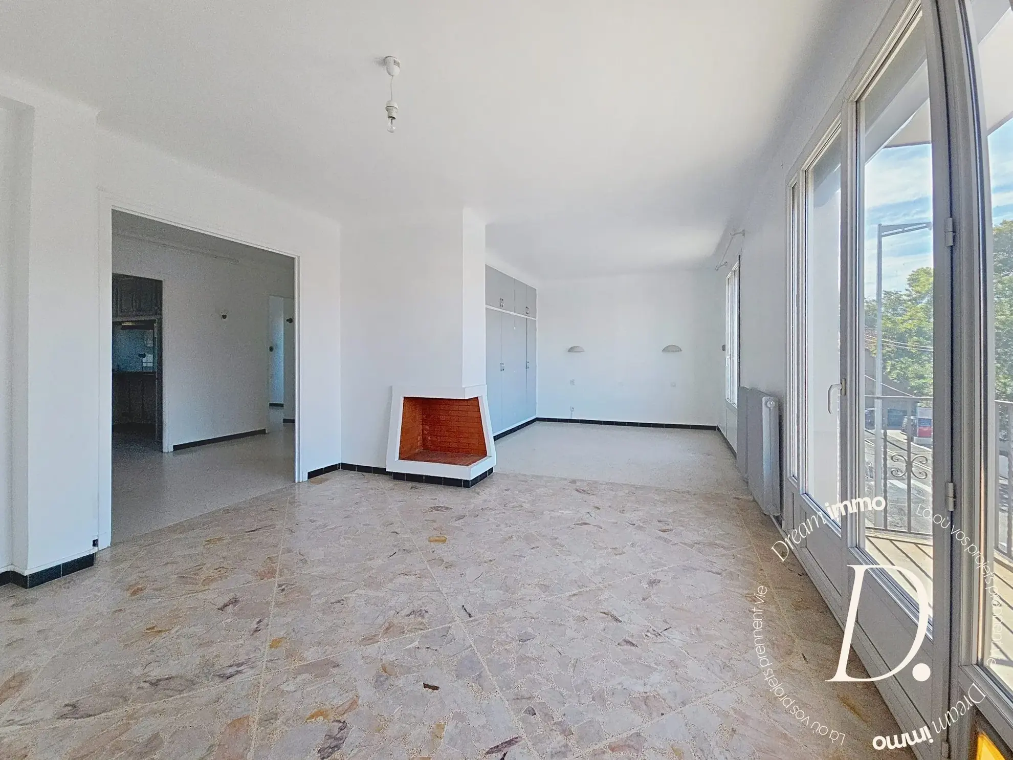 salon Appartement T4 lumineux de 71,47 m² à Perpignan avec cuisine moderne et proximité des écoles