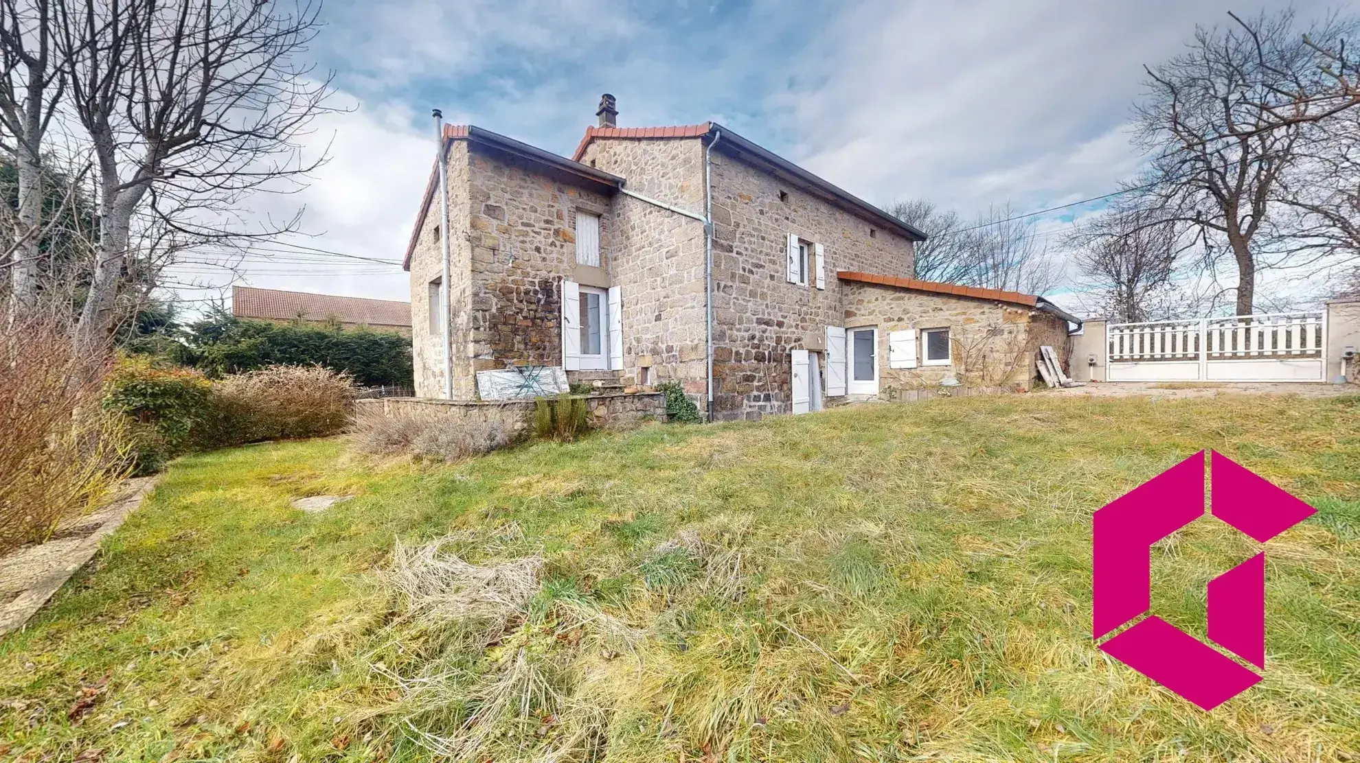 Charmante maison en pierres rénovée avec jardin à Lapte 