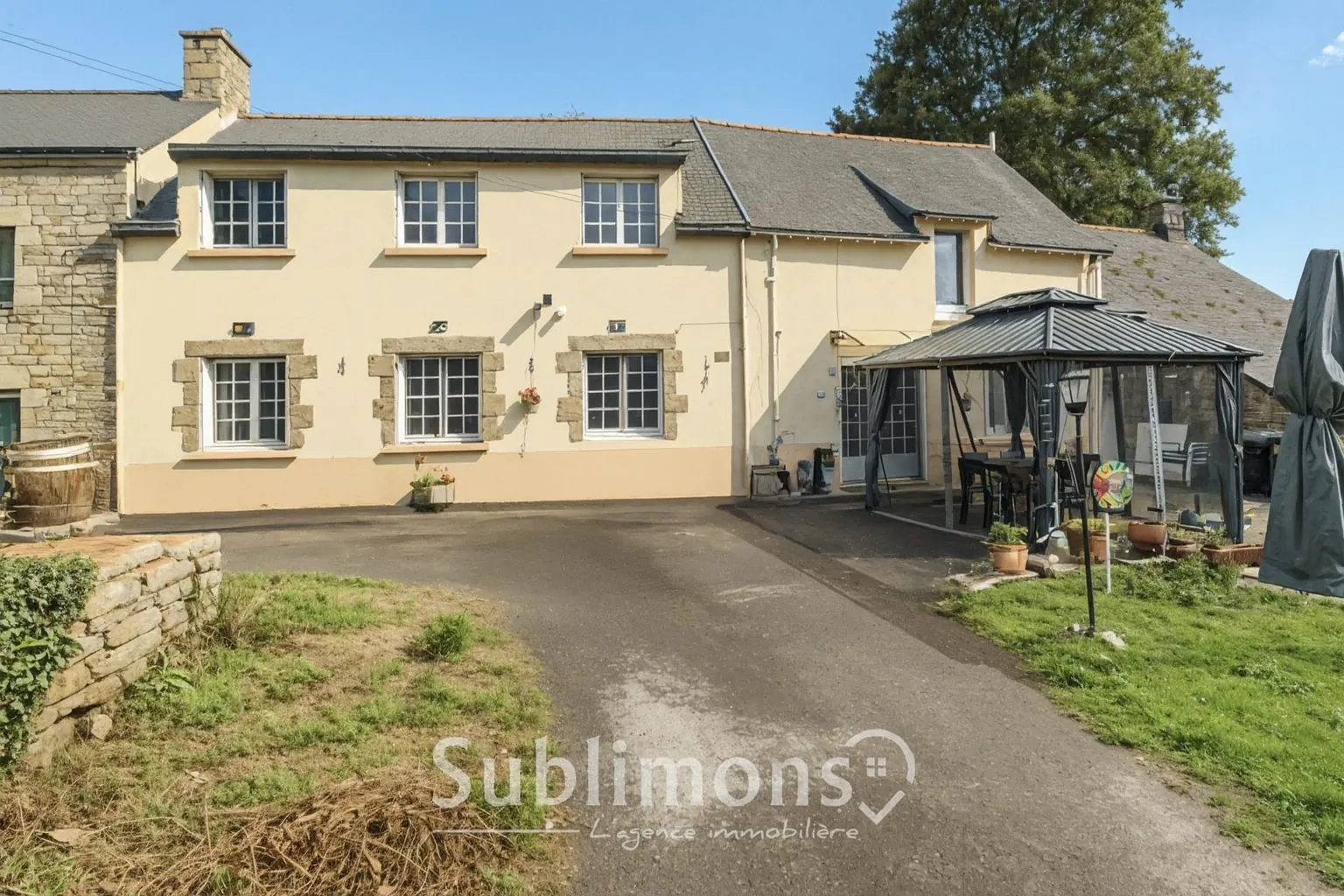 Maison en pierre rénovée à Caden avec jardin, dépendances et potentiel d'extension