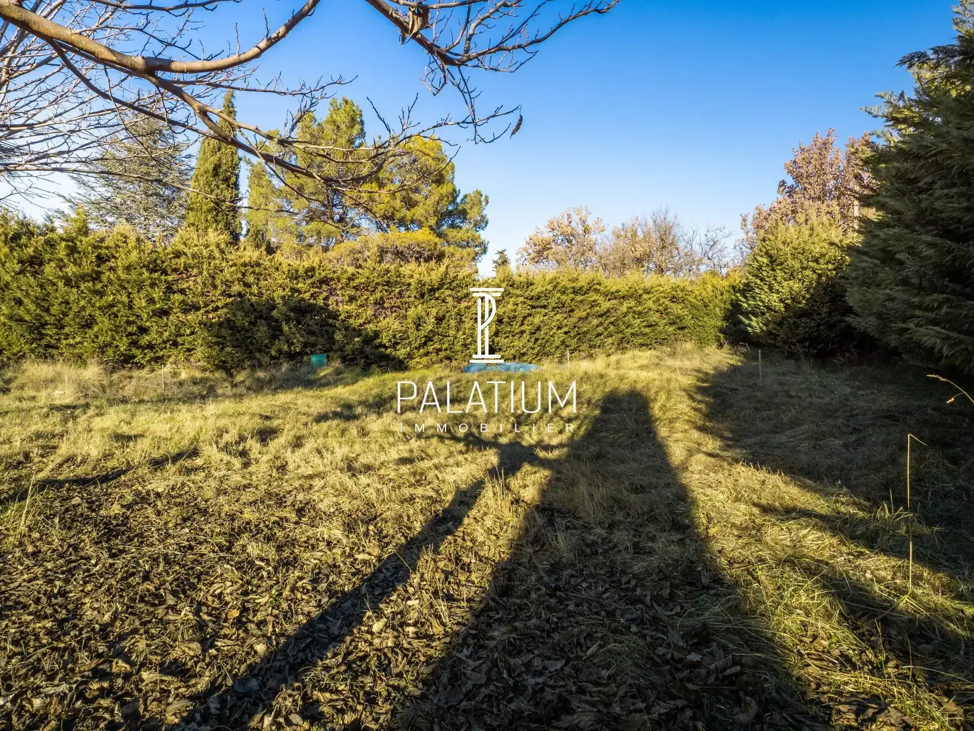 Terrain constructible de 600 m² à Pierrevert – Emplacement calme et vue dégagée 