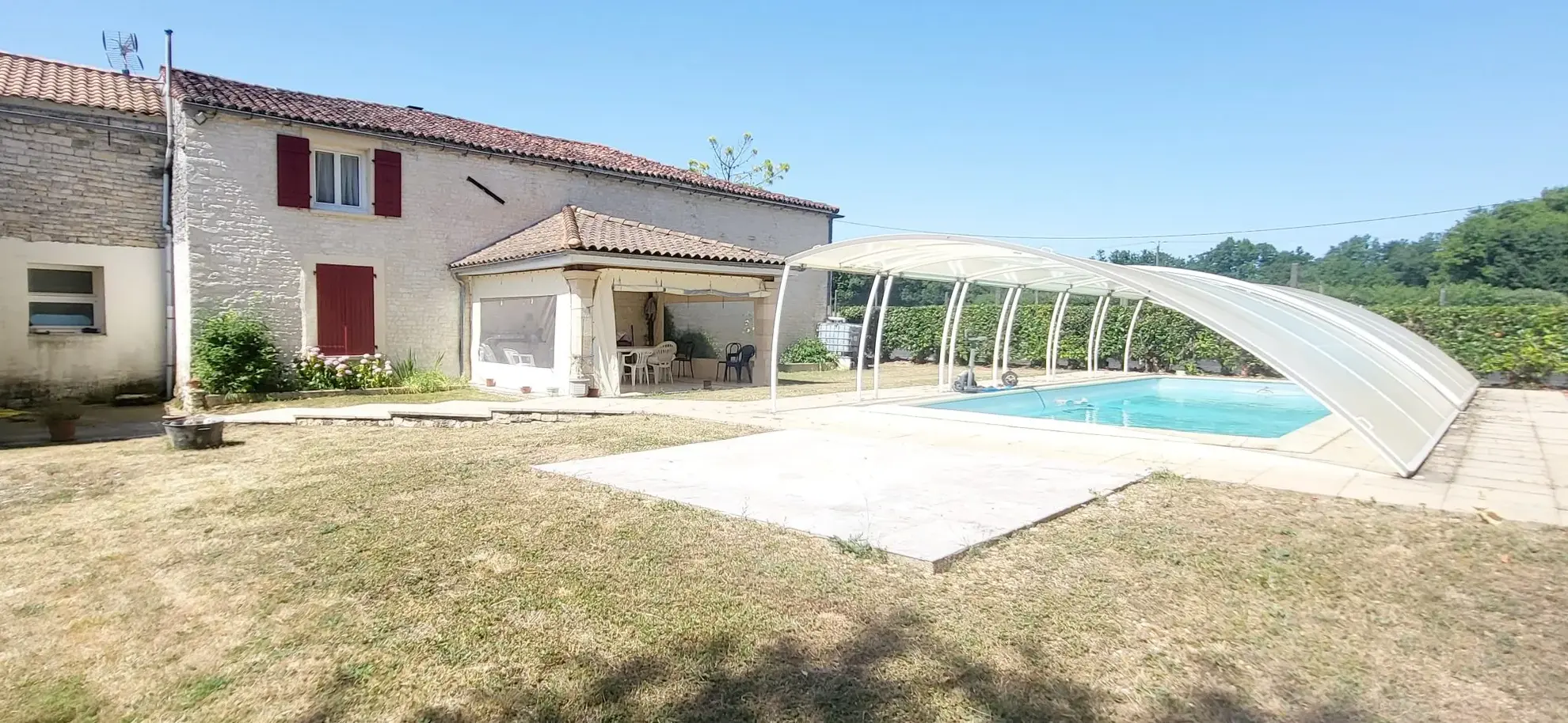 Maison de campagne avec piscine, jardin et espace à Romazières