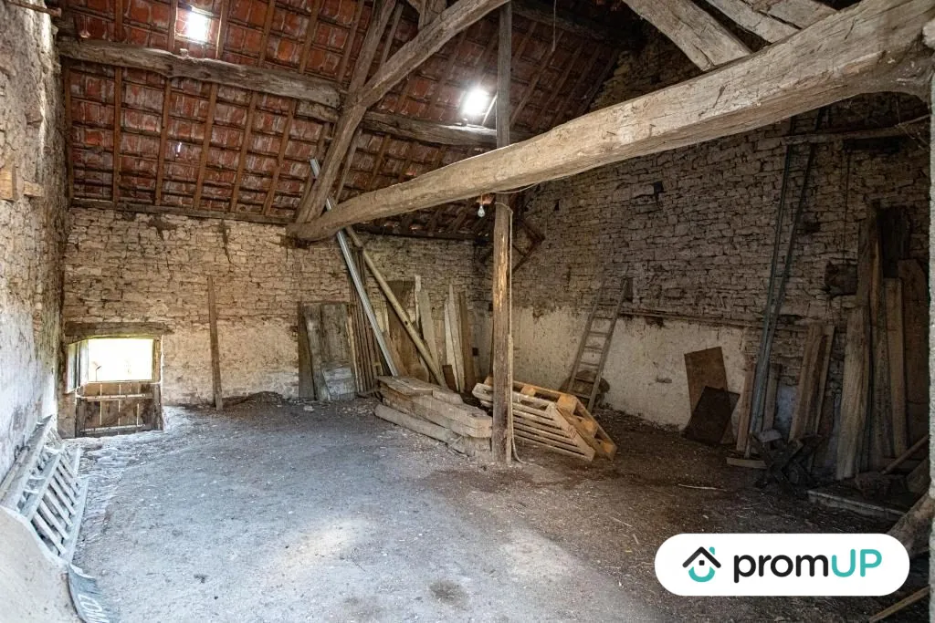 Maison ancienne de 198 m² à Éguilly avec jardin et garage 