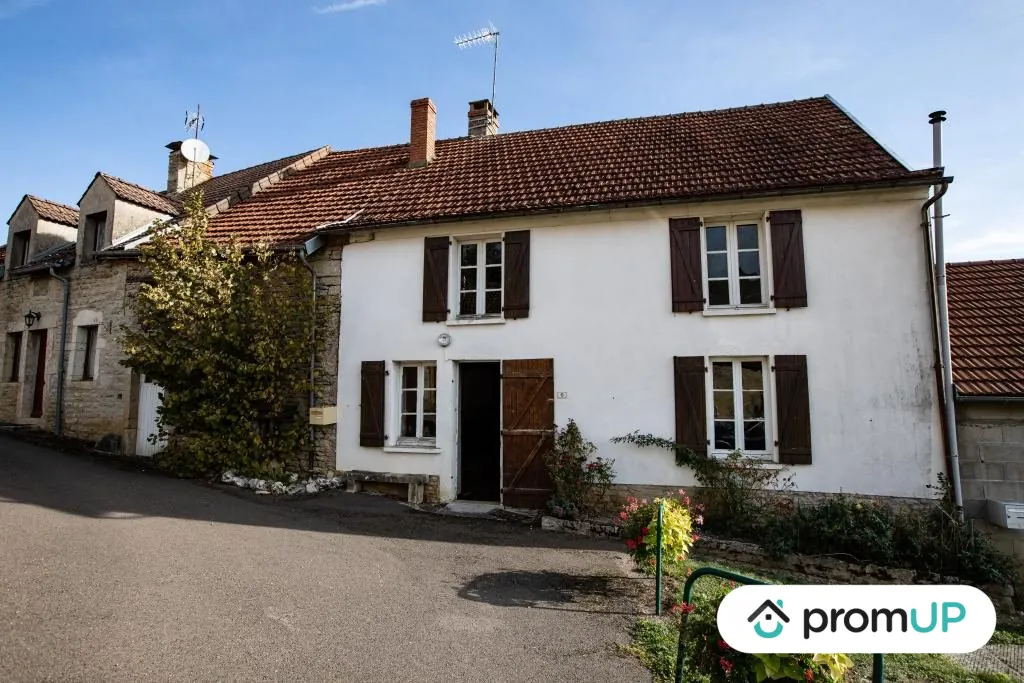 Maison ancienne de 198 m² à Éguilly avec jardin et garage