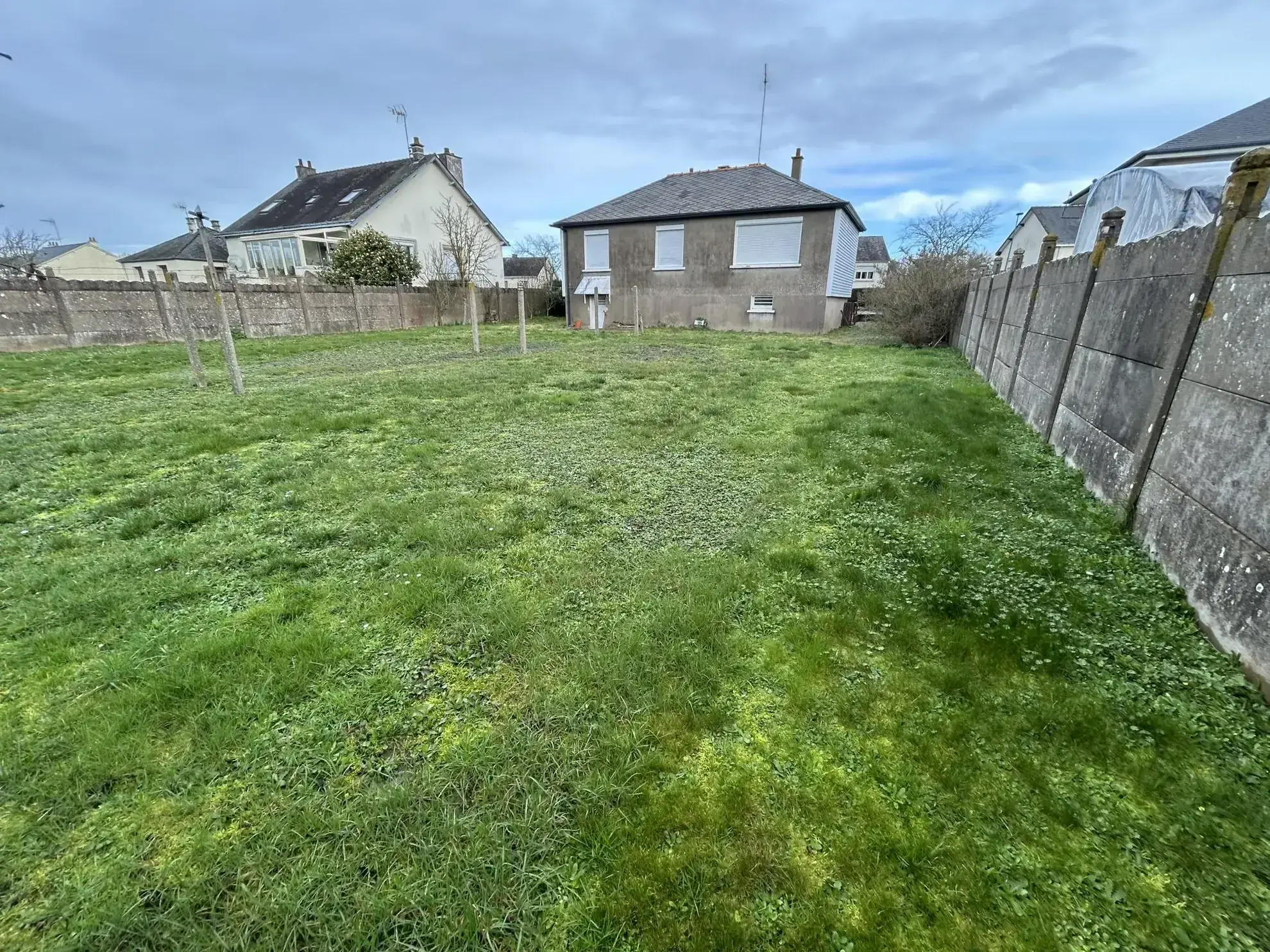 Maison à vendre de 64 m² avec sous-sol, garage et atelier à Ombrée d'Anjou 