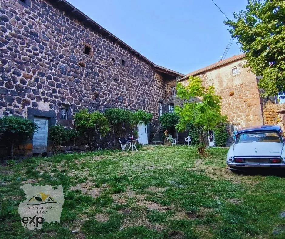 Propriété médiévale unique à restaurer à Cayres, cœur de la France 