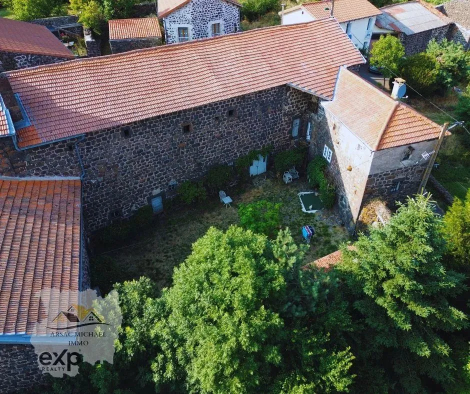 Propriété médiévale unique à restaurer à Cayres, cœur de la France 