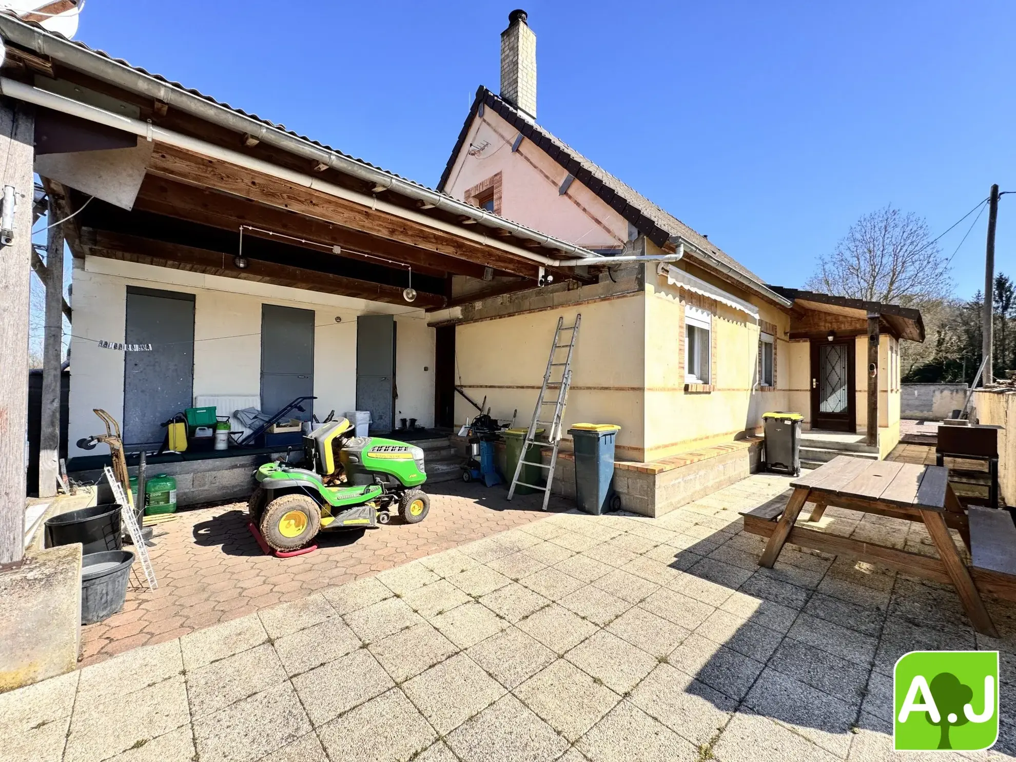 Maison 2 chambres avec grand terrain à Ézy-sur-Eure 