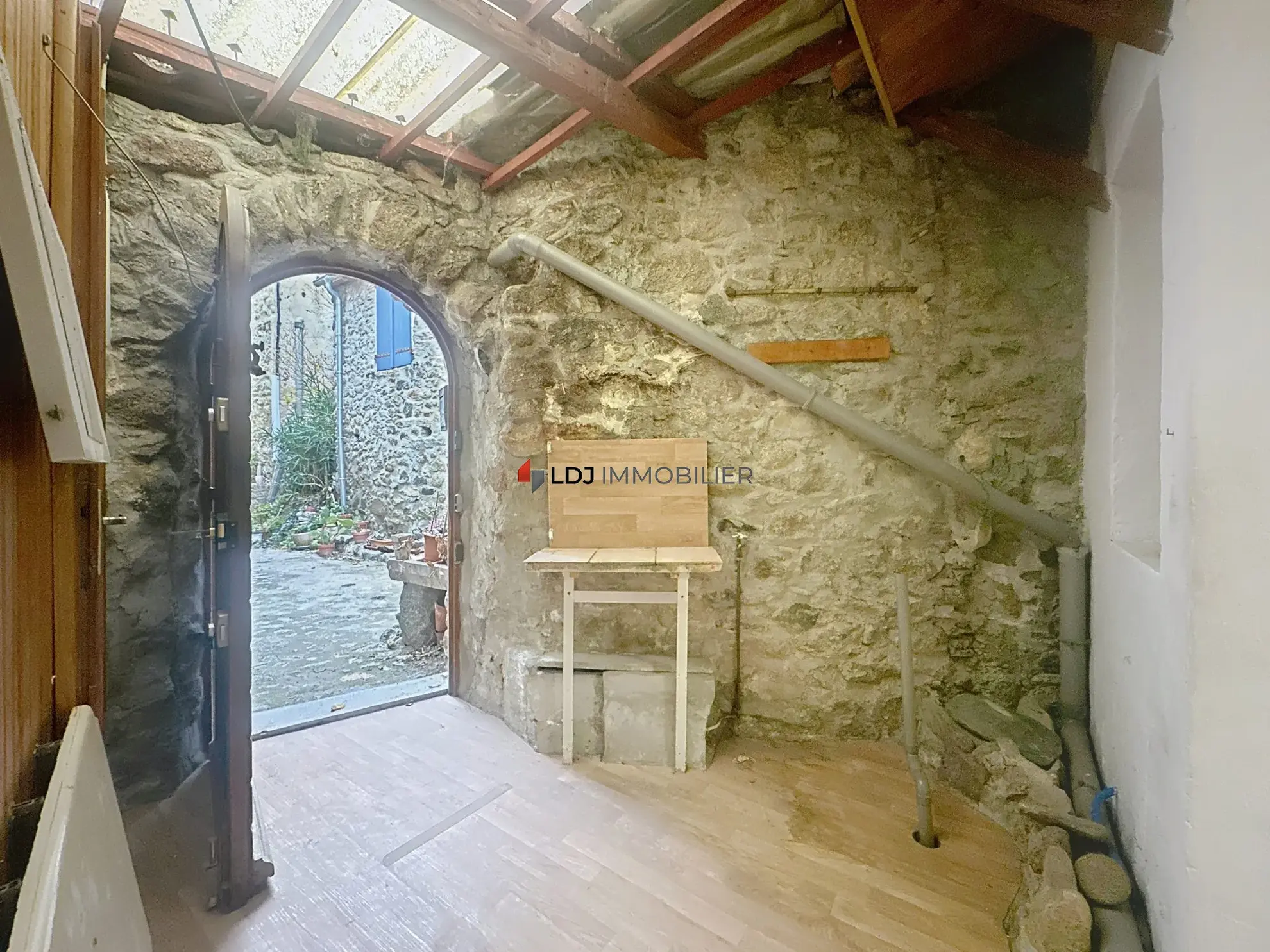 Maison de charme ancienne à Eus avec potentiel de rénovation 