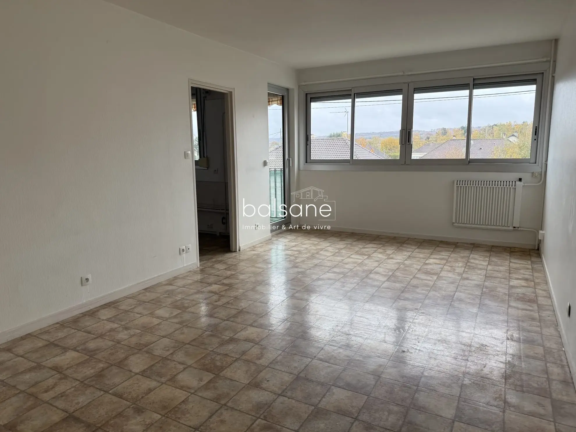 Séjour accès balcon et cuisine Appartement T4 spacieux et lumineux avec balcon à Saint-Pierre-lès-Elbeuf 