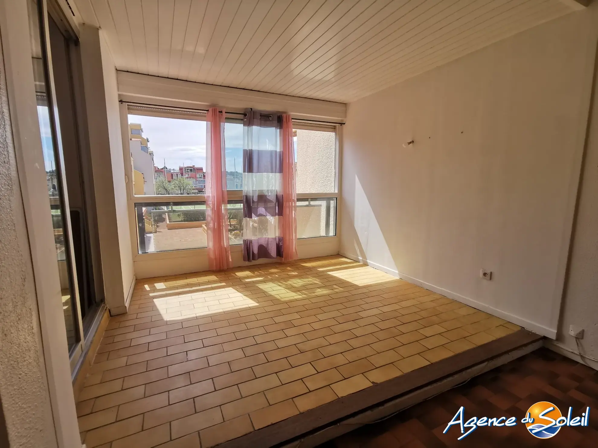 Appartement T2 avec cabine à Gruissan - Vue dégagée et piscine, location à l'année