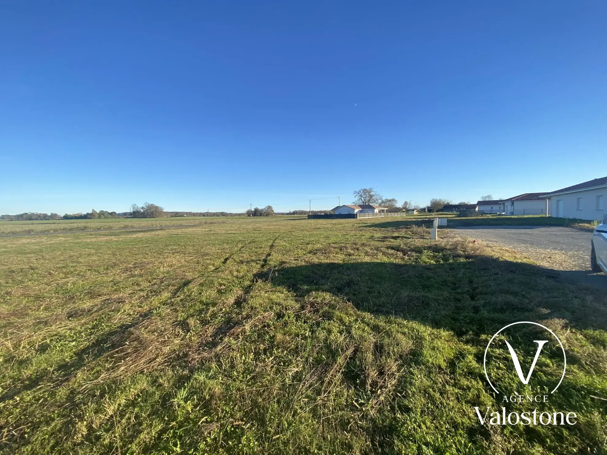 Terrain constructible à Monsegur (40700) – Vendu avec viabilisation et vue sur la chaîne Pyrénéenne