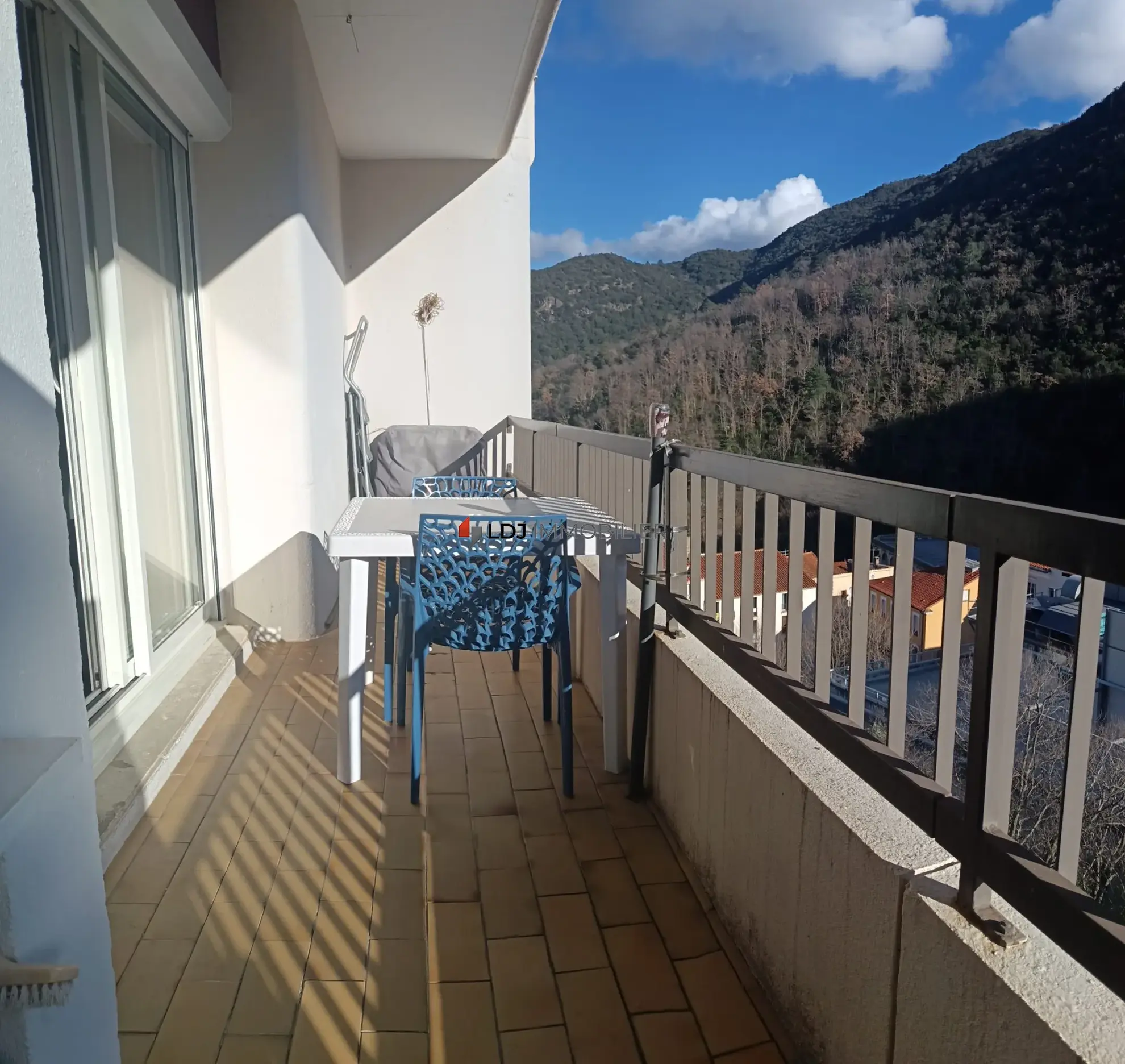Studio rénové avec balcon et parking privé à Amélie-les-Bains 