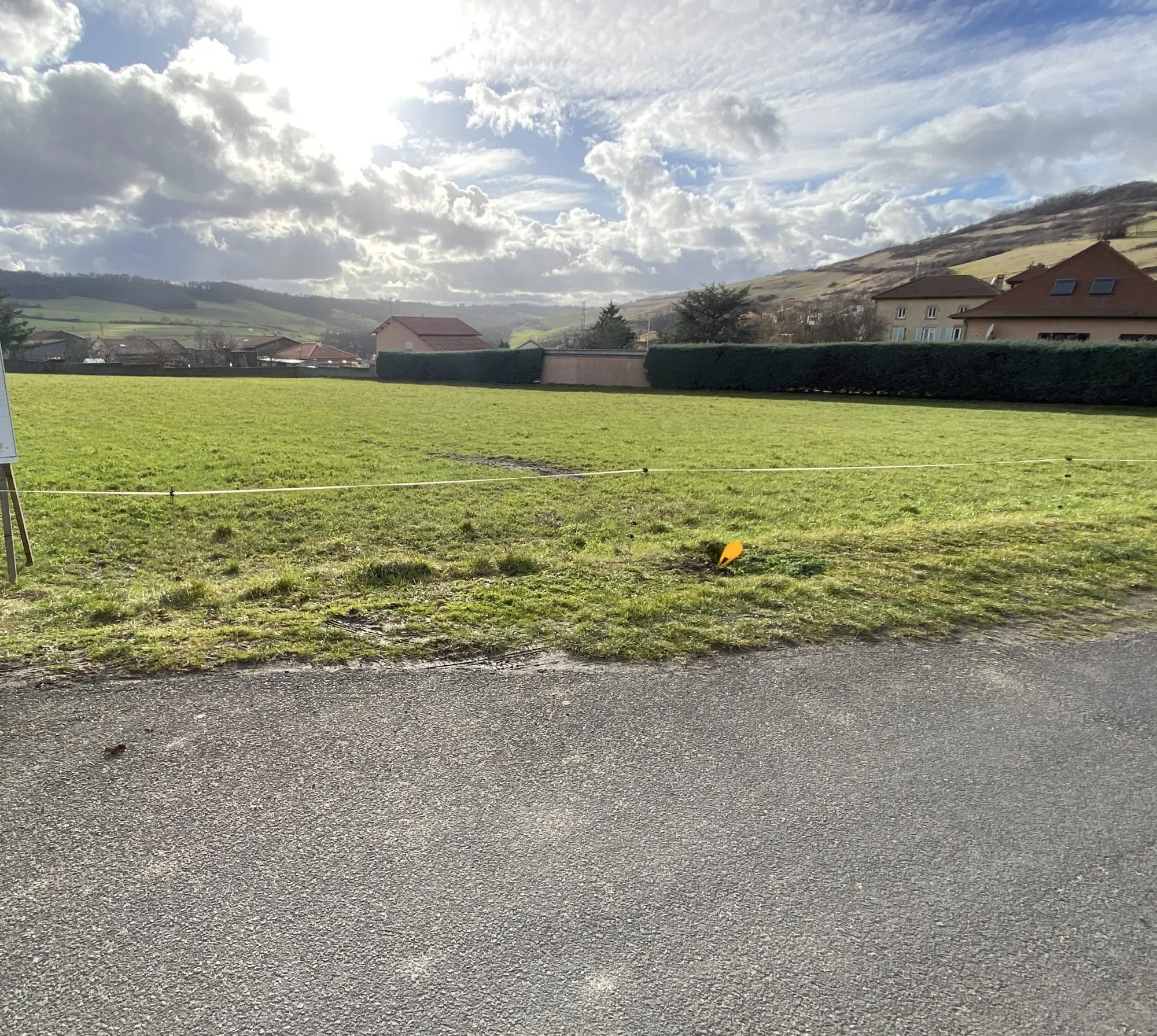 Terrain constructible viabilisé de 1201 m² à Saint-Yvoine