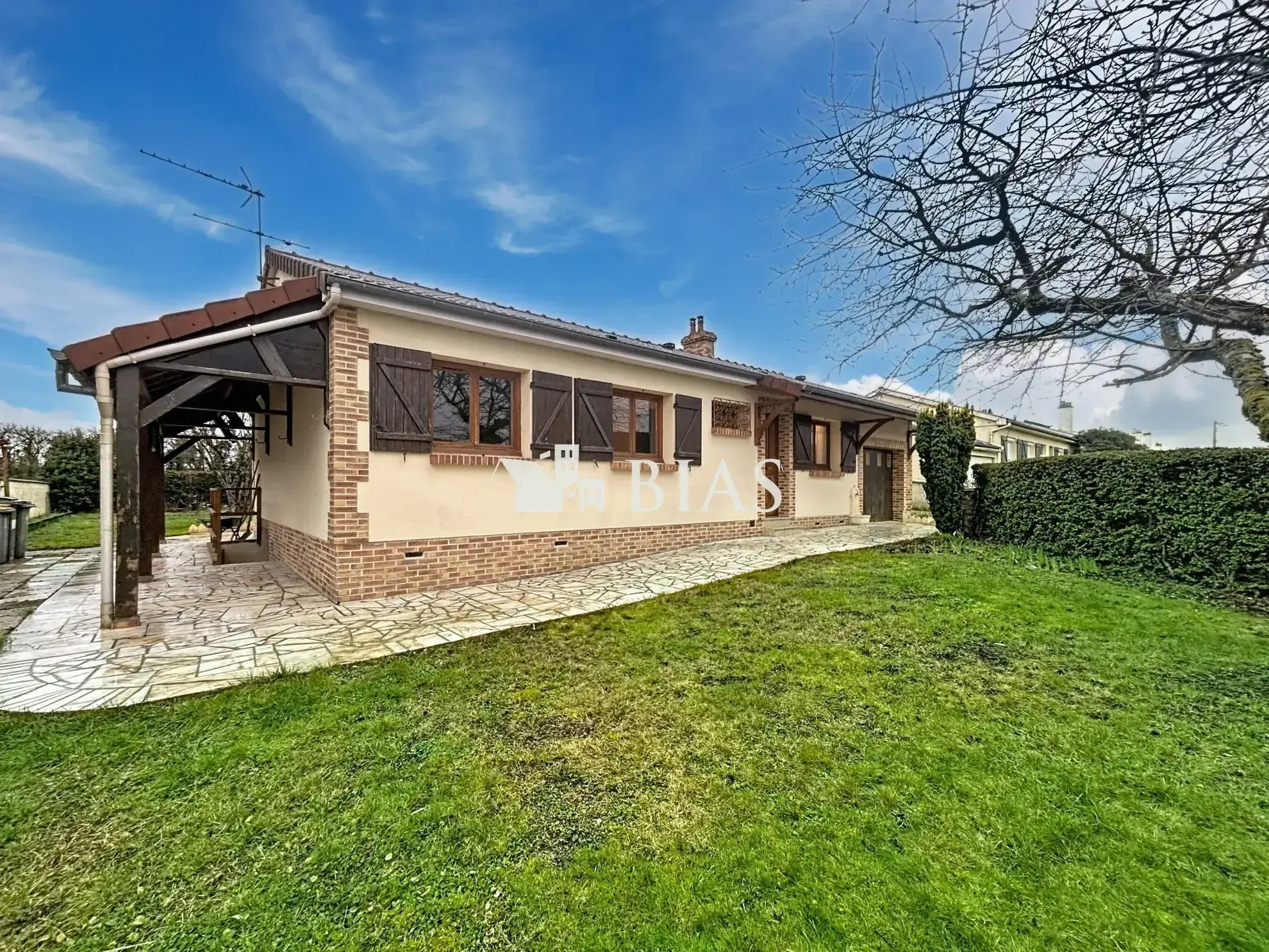Maison de plain-pied avec terrasse, garage et cave à Saint-Pierre-lès-Elbeuf