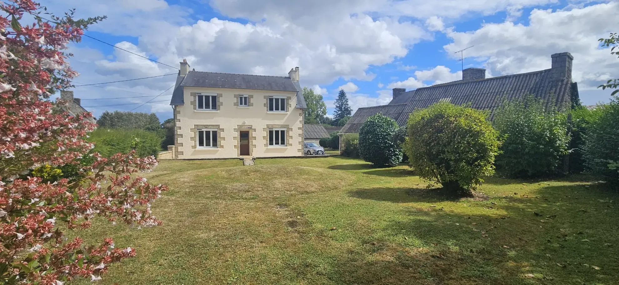 Maison familiale 4 chambres avec dépendances à Callac en Bretagne 