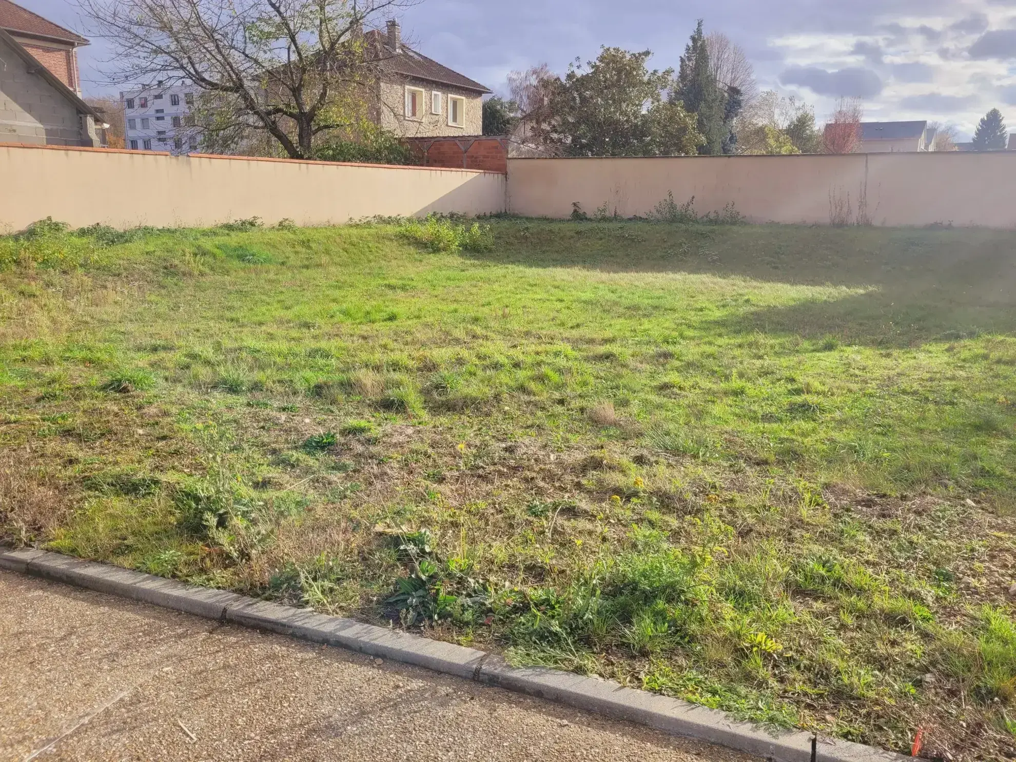 Terrain constructible de 465 m² à Louviers, prêt à bâtir dans un quartier recherché