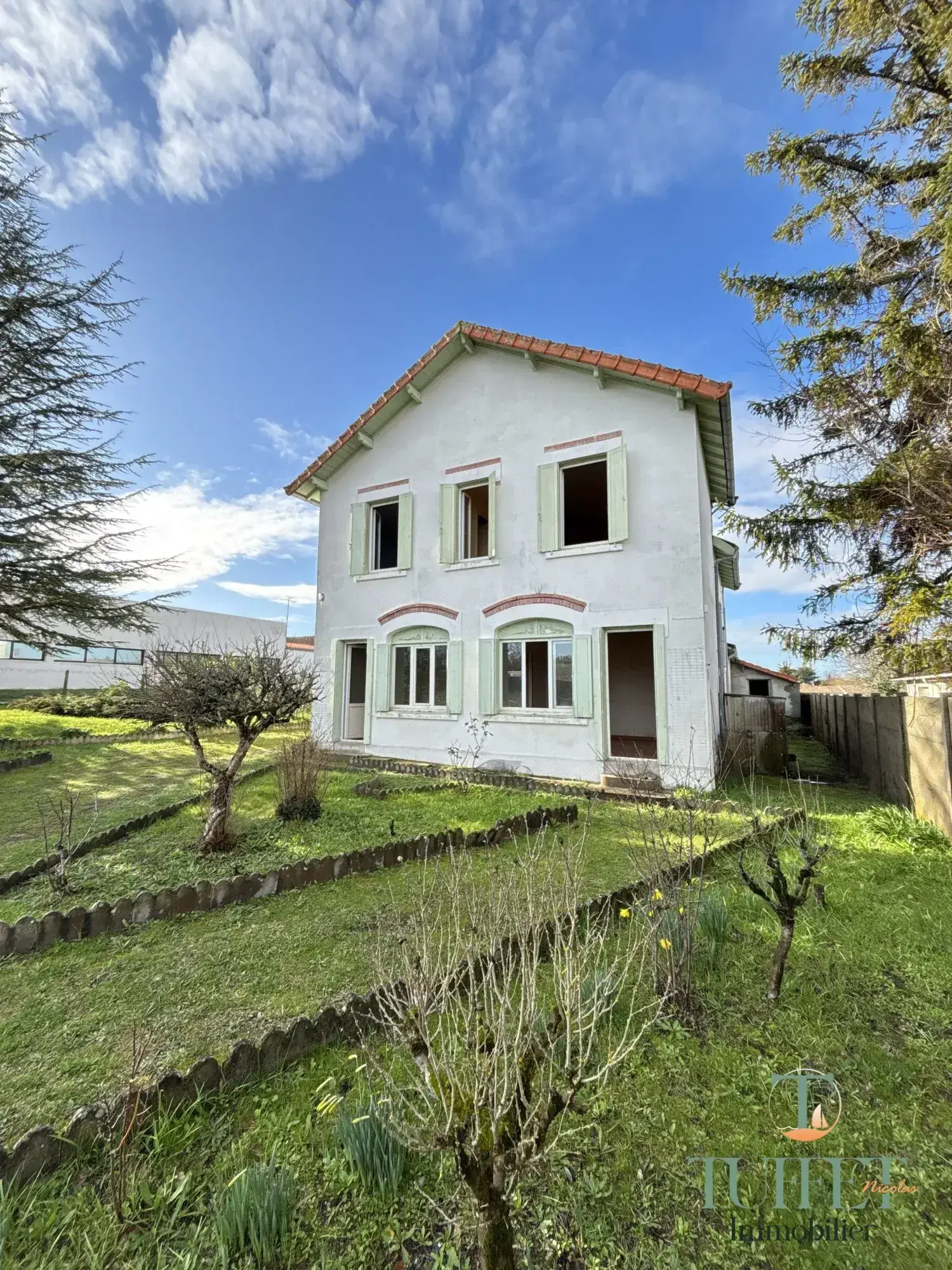 Charmante maison à vendre à Chaillevette avec potentiel de rénovation 