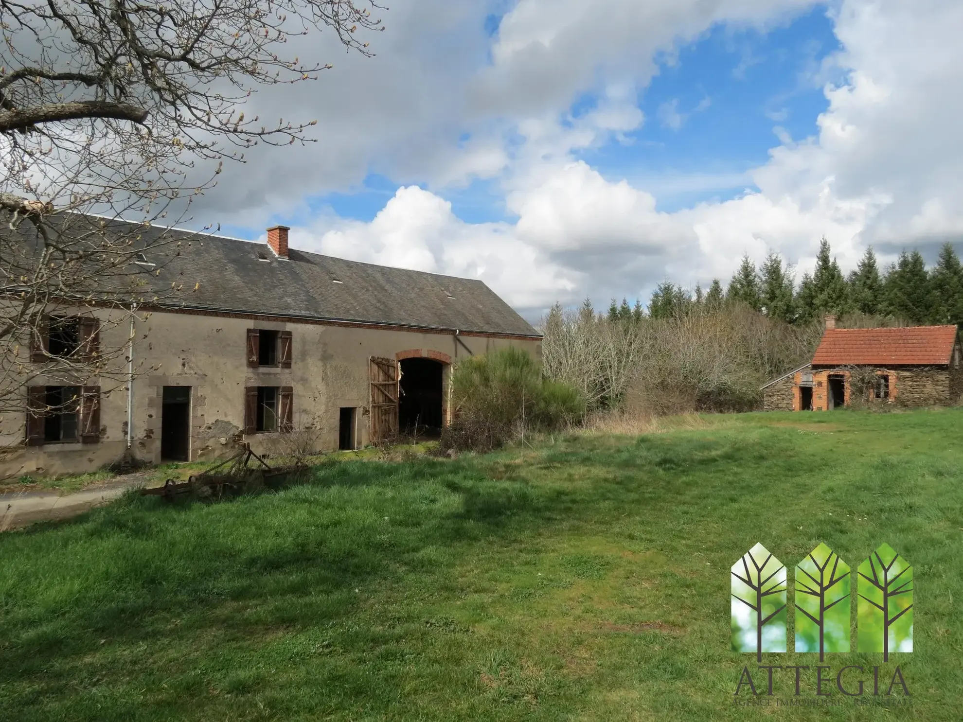 Ferme en pierre à rénover avec grange et terrain en Creuse — Projet authentique 