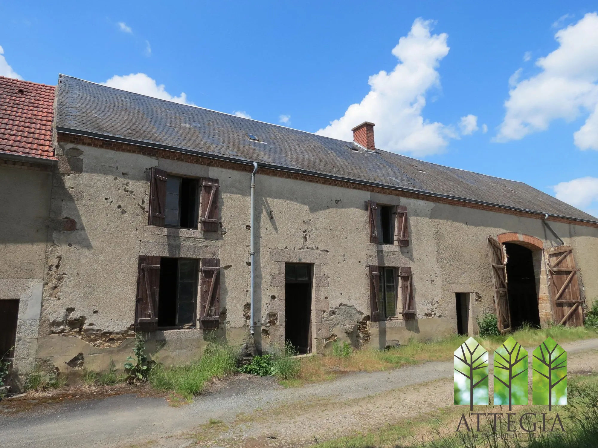 Ferme en pierre à rénover avec grange et terrain en Creuse — Projet authentique