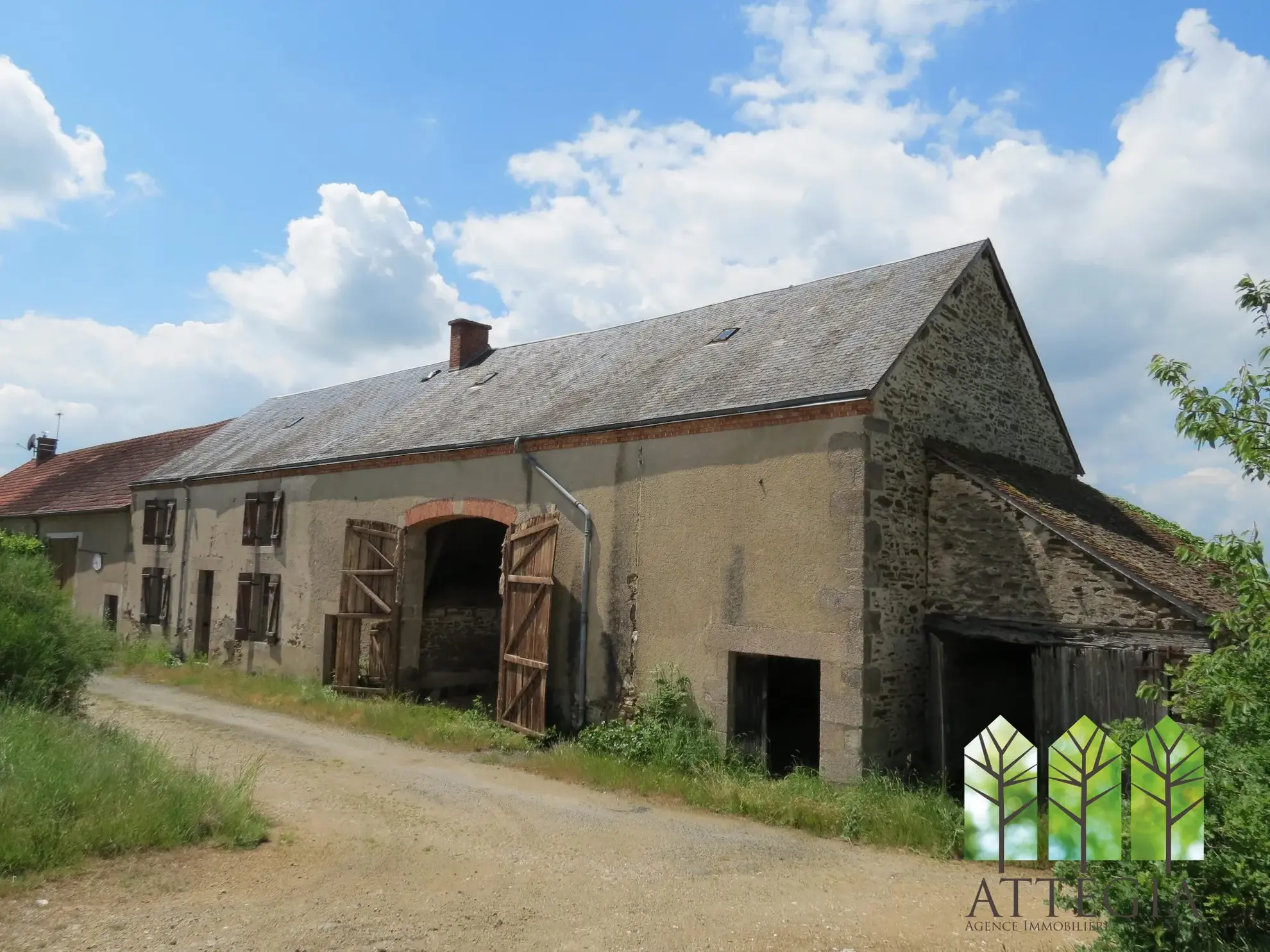 Ferme en pierre à rénover avec grange et terrain en Creuse — Projet authentique 