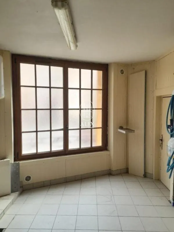 Immeuble à vendre à Cloyes-les-Trois-Rivières, idéal pour activité commerciale et habitation