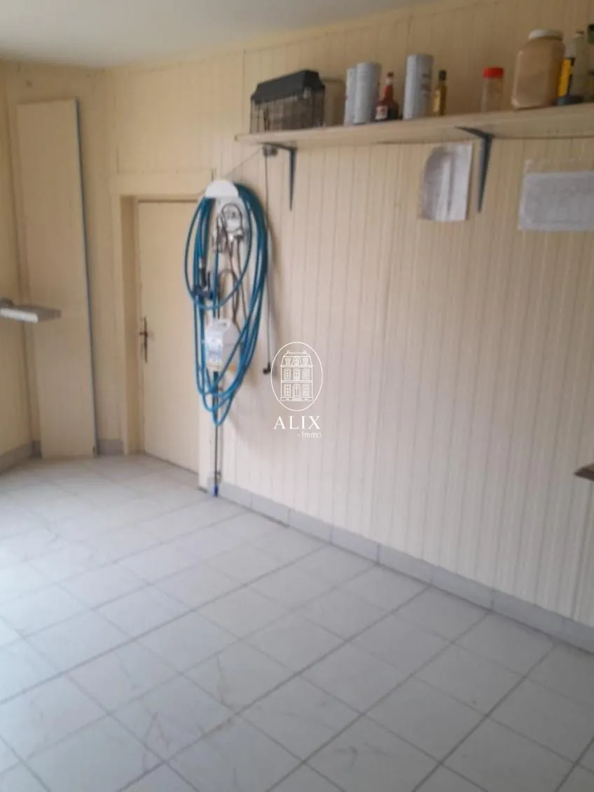 Immeuble à vendre à Cloyes-les-Trois-Rivières, idéal pour activité commerciale et habitation 