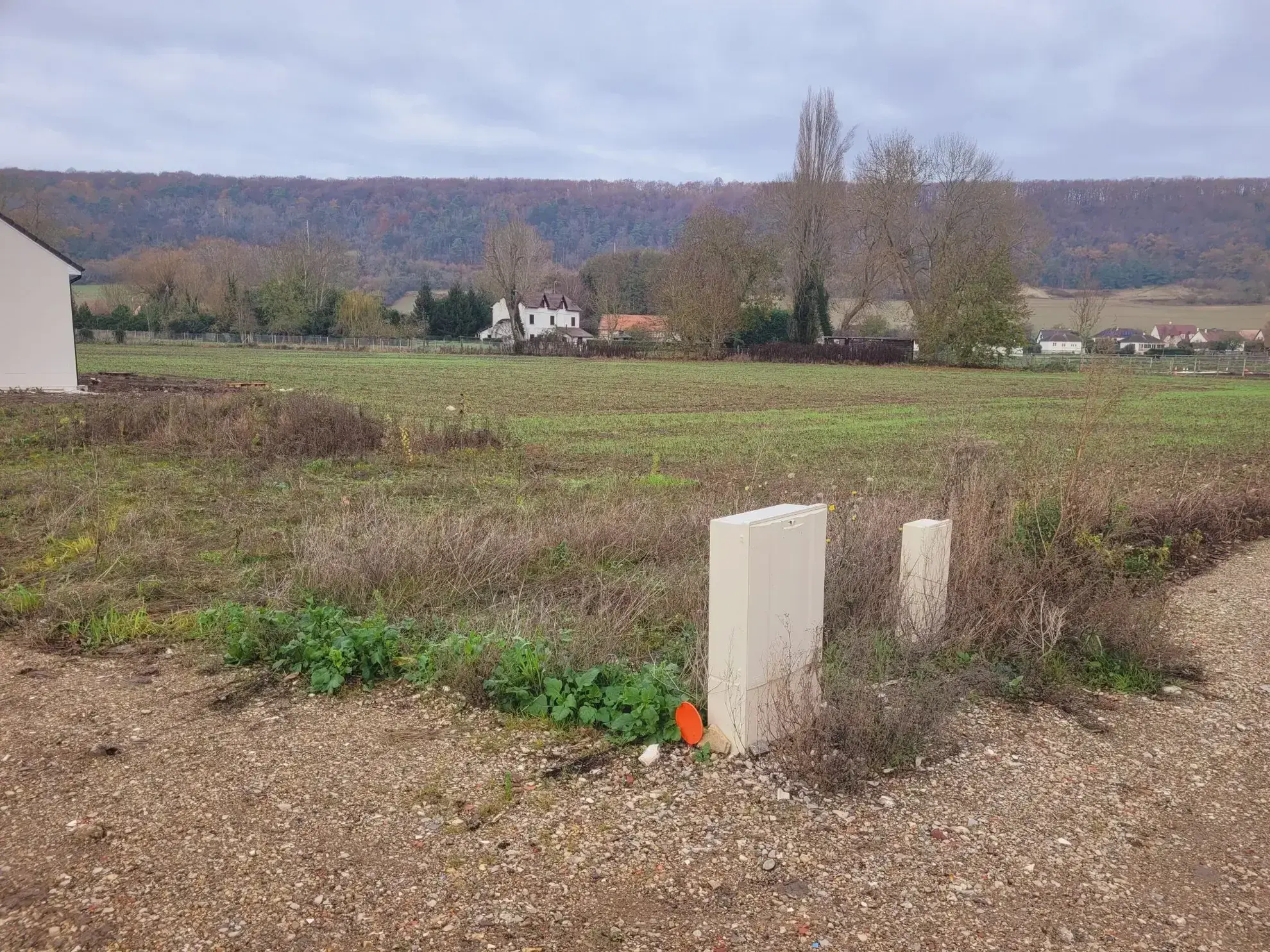 Terrain constructible avec vue campagne à Hondouville - 586 m²