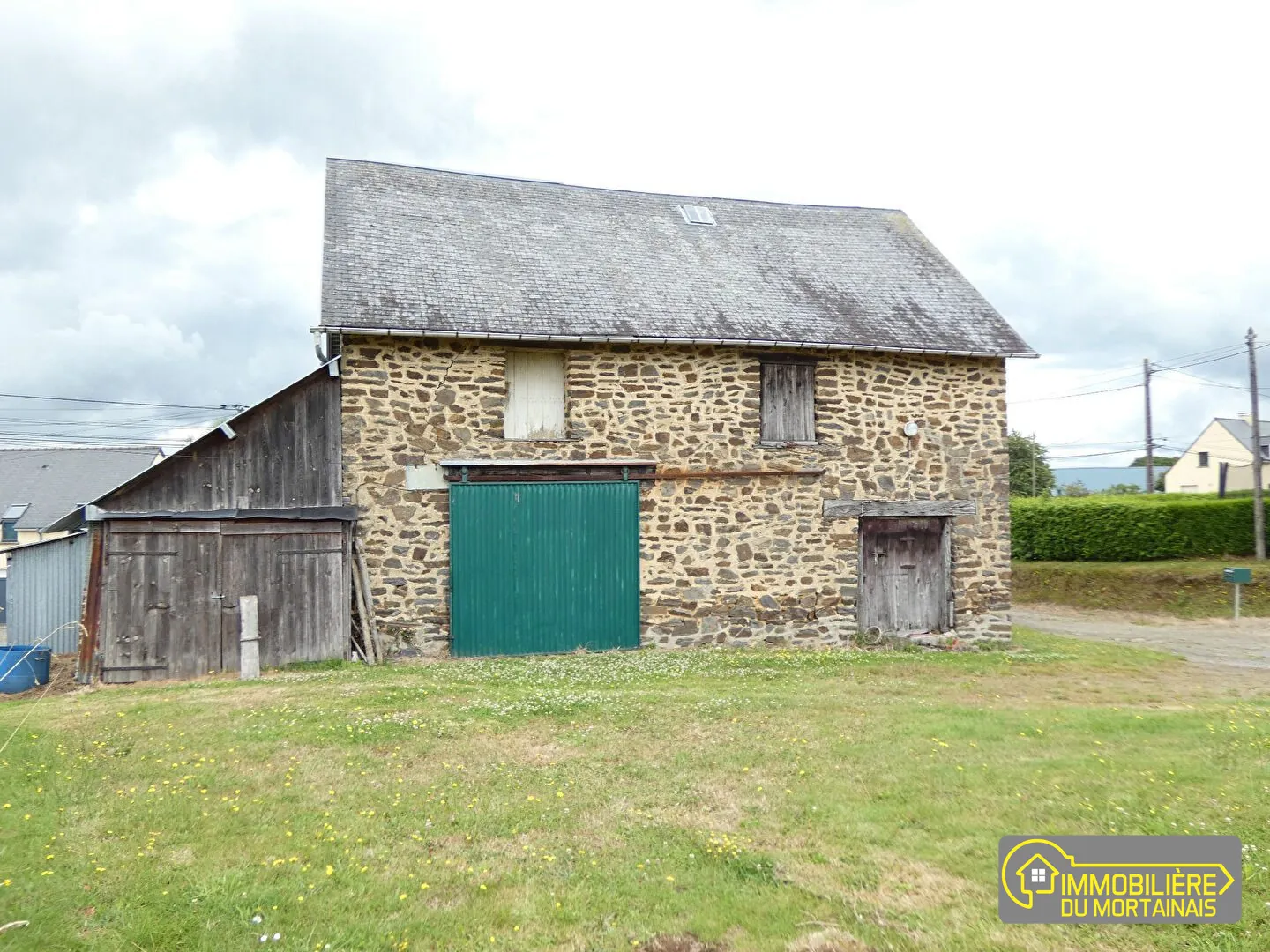 Bâtiment à rénover à Saint-Hilaire-du-Harcouët de 55 m² avec terrain et garage