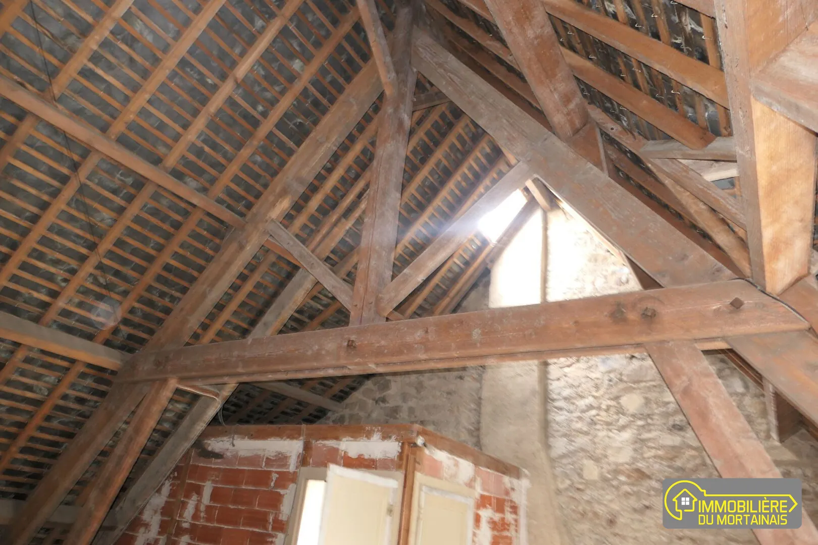 Maison de bourg à rénover avec jardin et cave à Barenton 