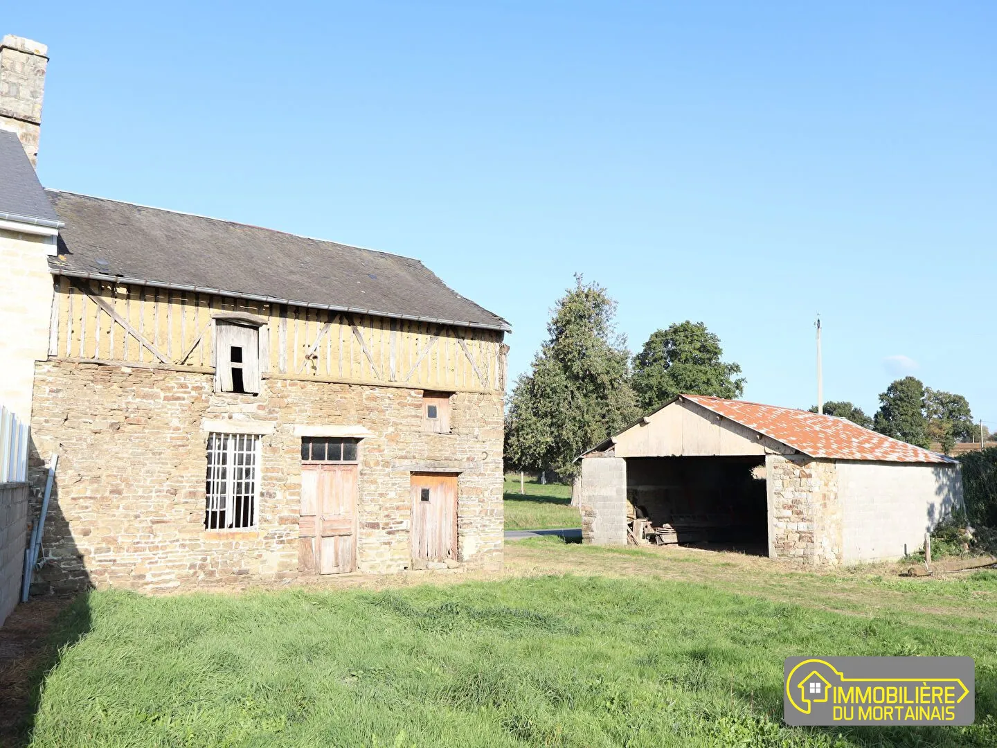Maison de campagne à rénover avec dépendance et terrain à Barenton