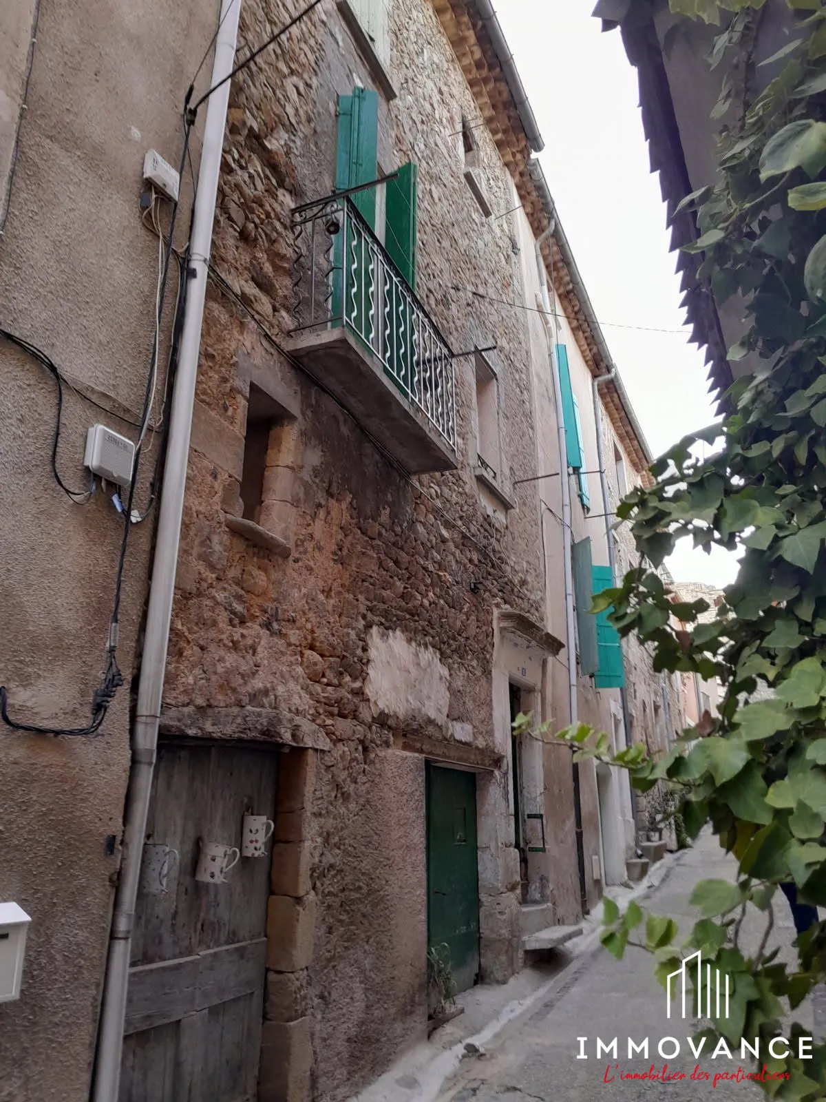 Maison de village à rénover à Nebian, 84 m² avec grenier et possibilité terrasse