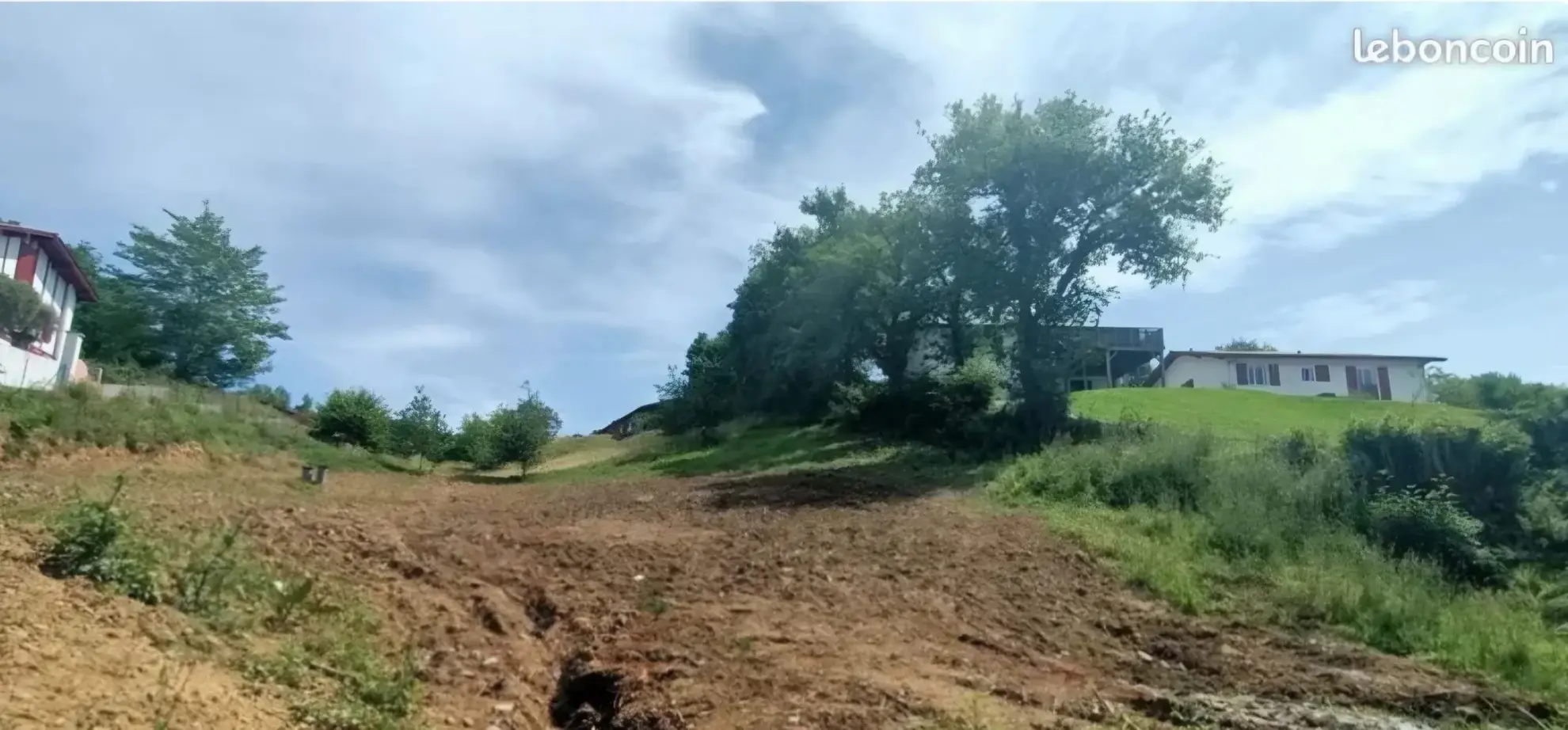 Terrain constructible de 800 m² à Saint-Pée-sur-Nivelle - Vue dégagée et viabilisé 