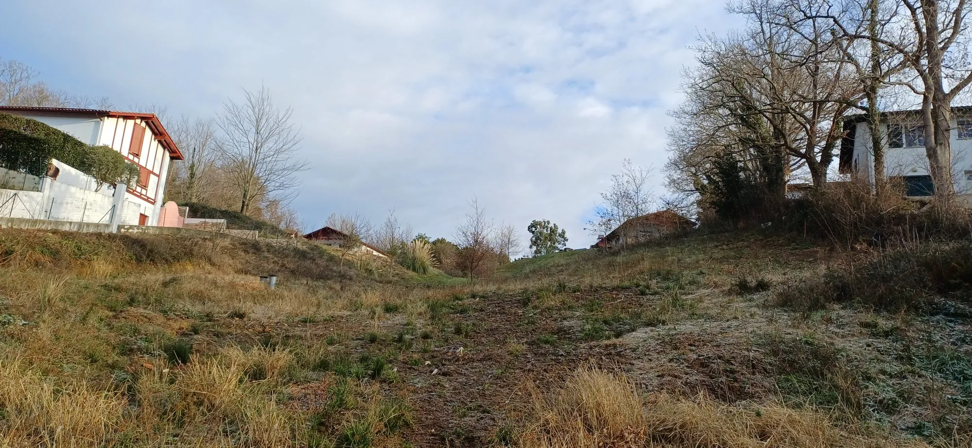 Terrain constructible de 800 m² à Saint-Pée-sur-Nivelle - Vue dégagée et viabilisé