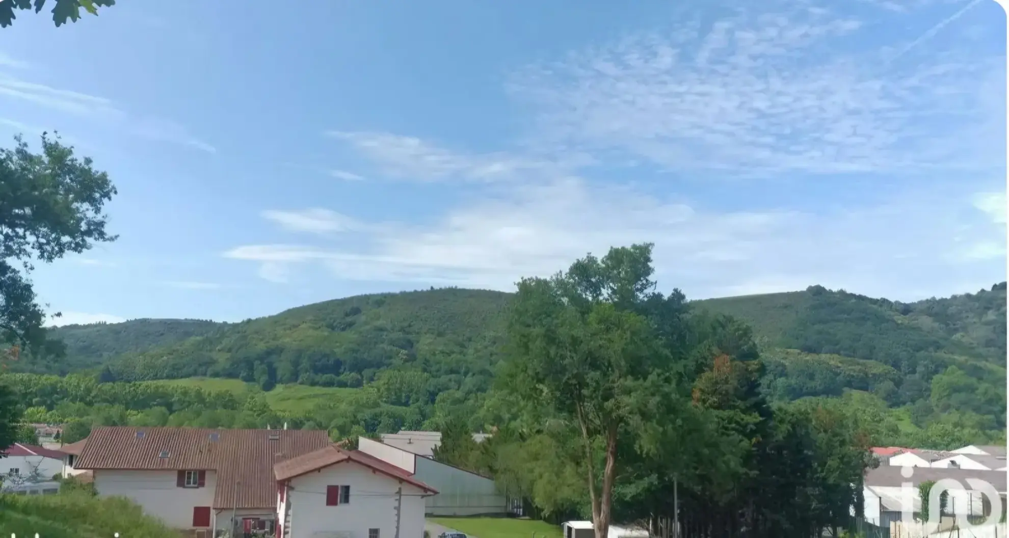 Terrain constructible de 800 m² à Saint-Pée-sur-Nivelle - Vue dégagée et viabilisé 