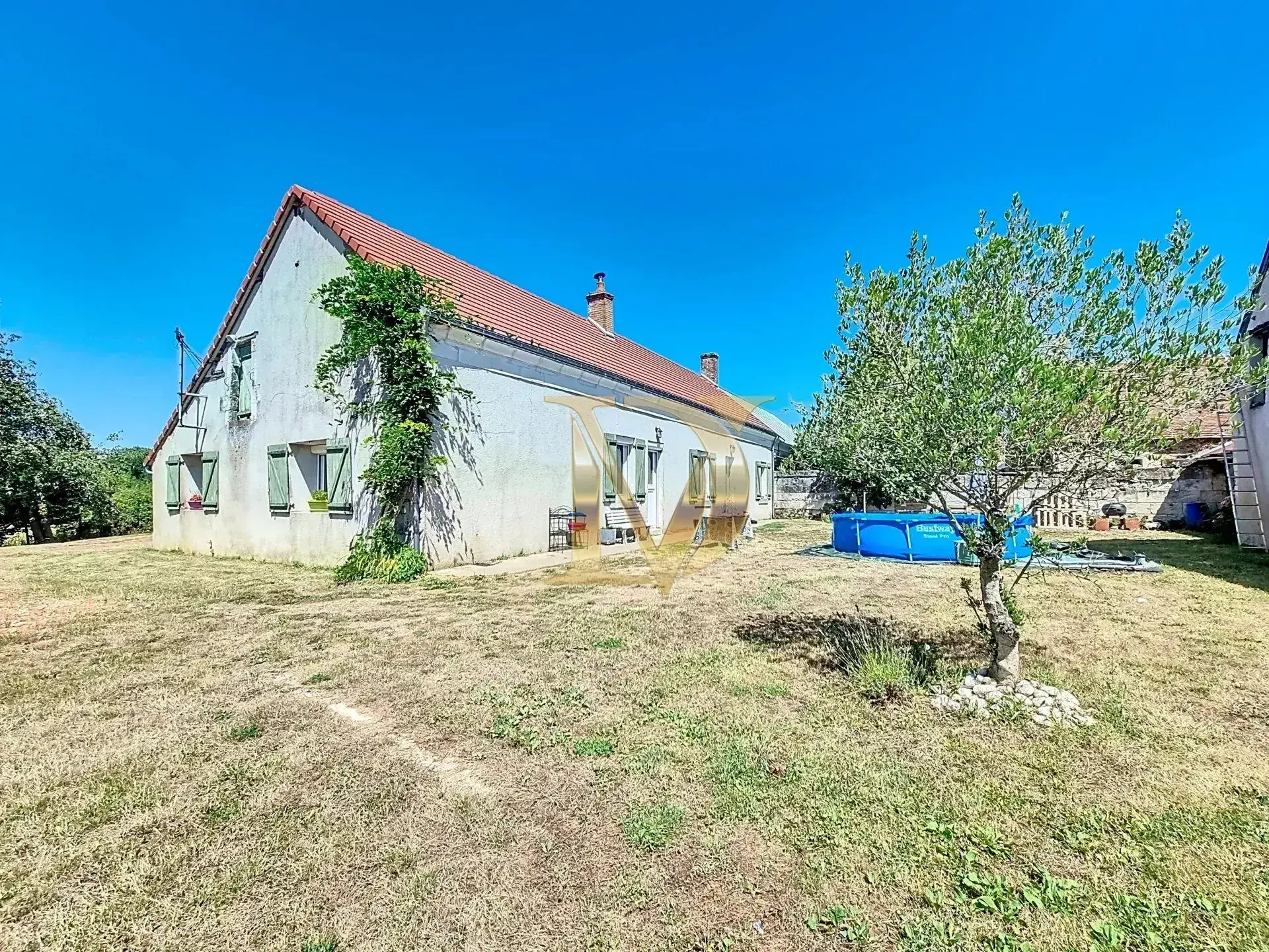 Maison ancienne rénovée avec dépendances et grand jardin à Angé 