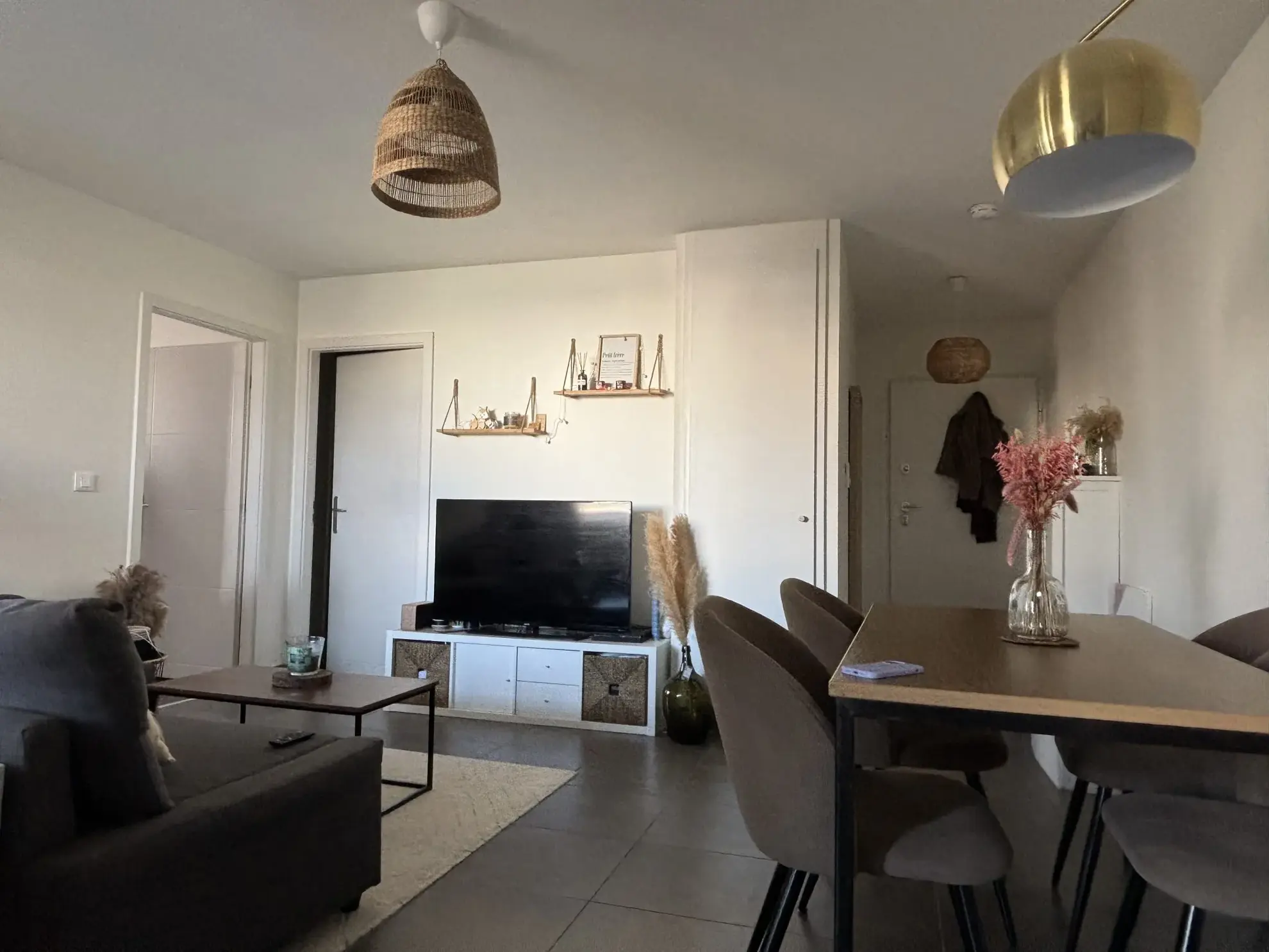Charmant appartement 2 pièces avec terrasse et garage à Lampertheim 