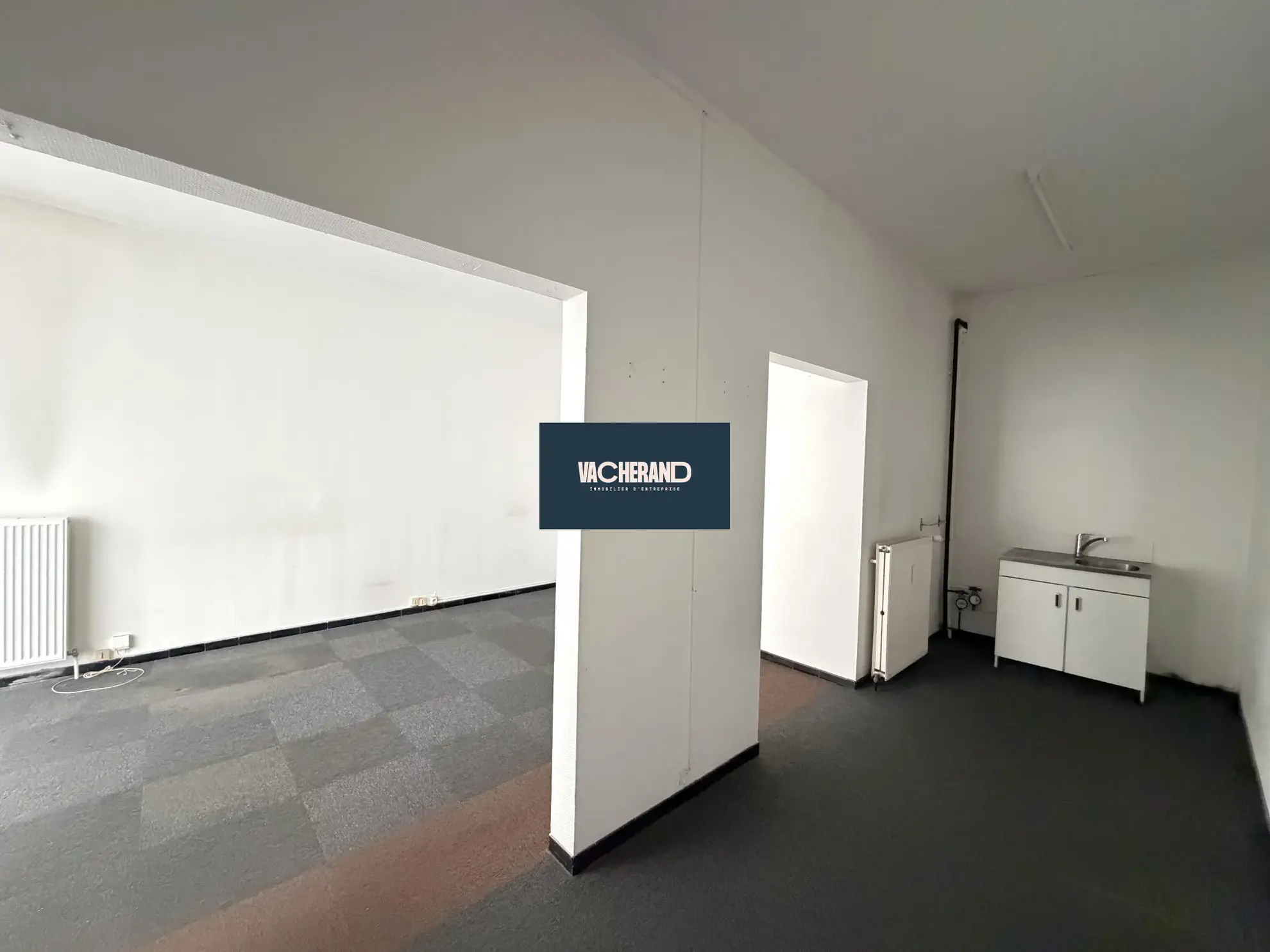 Local professionnel à vendre à La Madeleine - 50 m² avec parking 