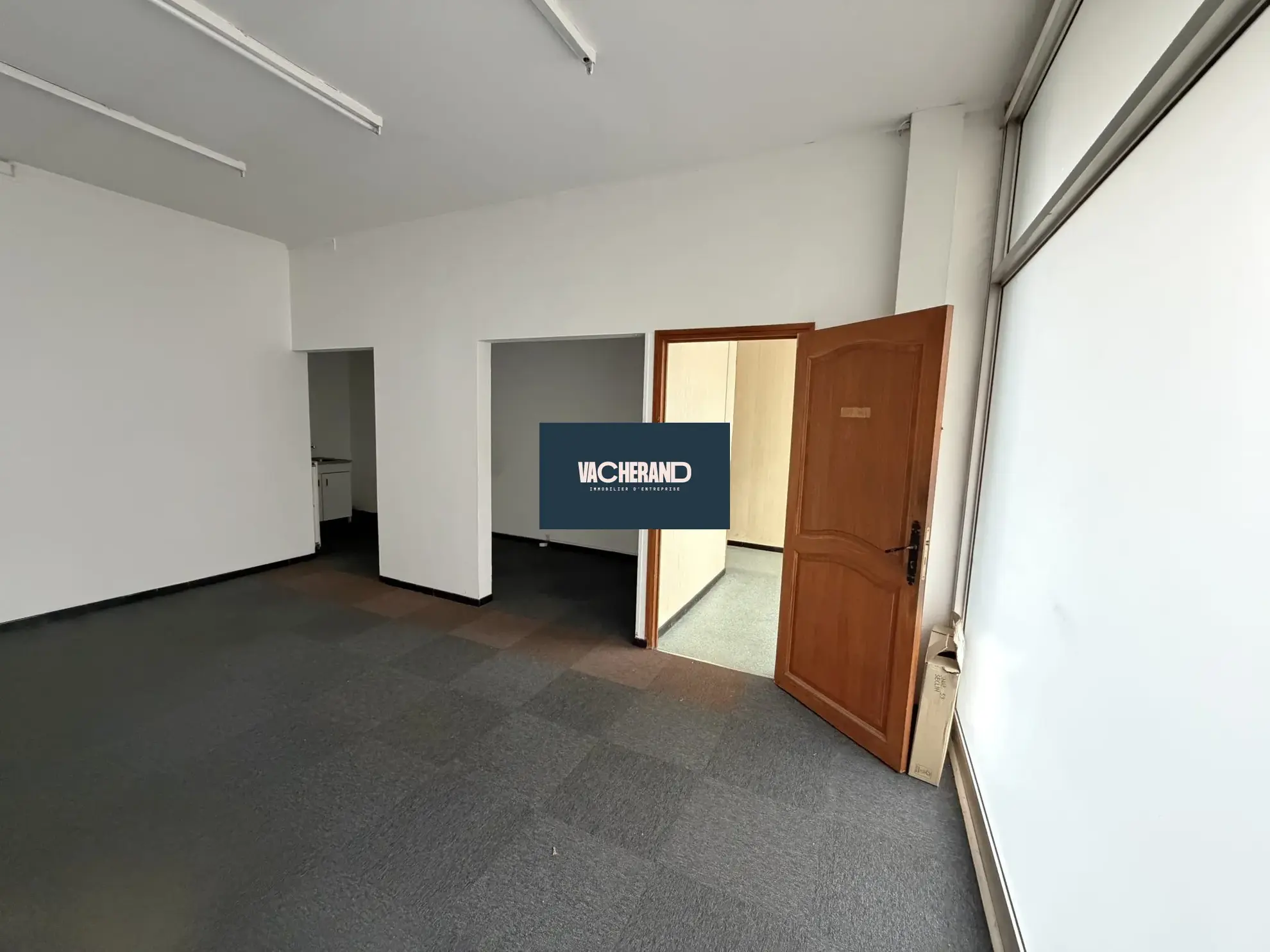 Local professionnel à vendre à La Madeleine - 50 m² avec parking 