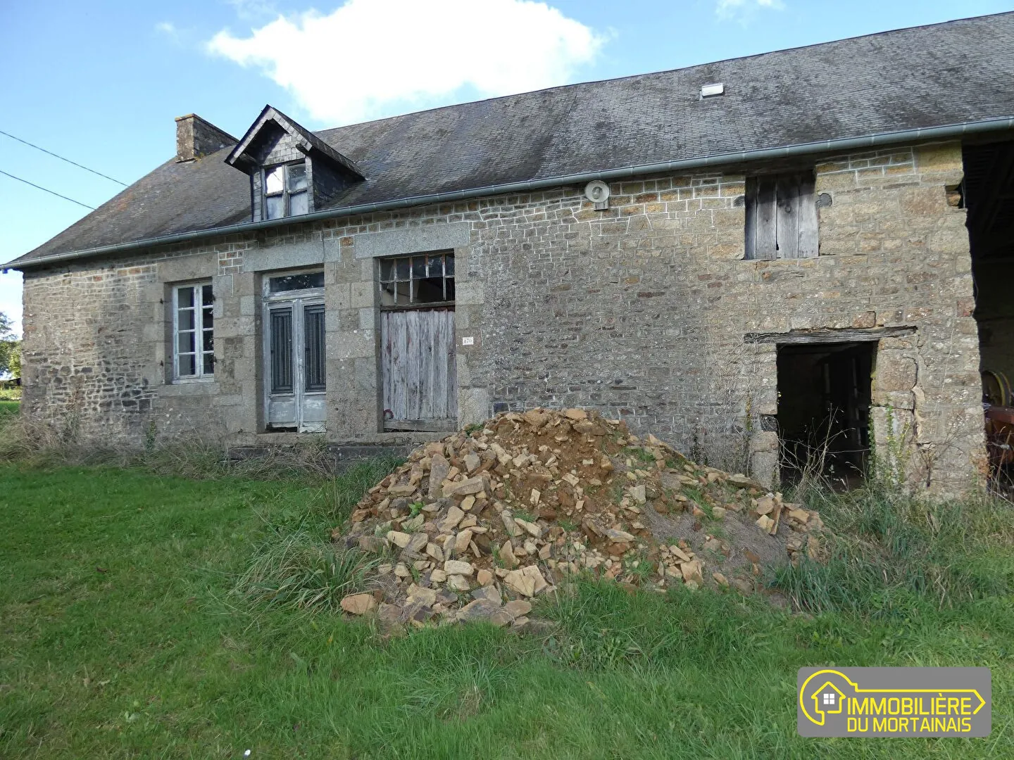 Maison en pierres à rénover avec terrain à Savigny-le-Vieux - Opportunité à saisir