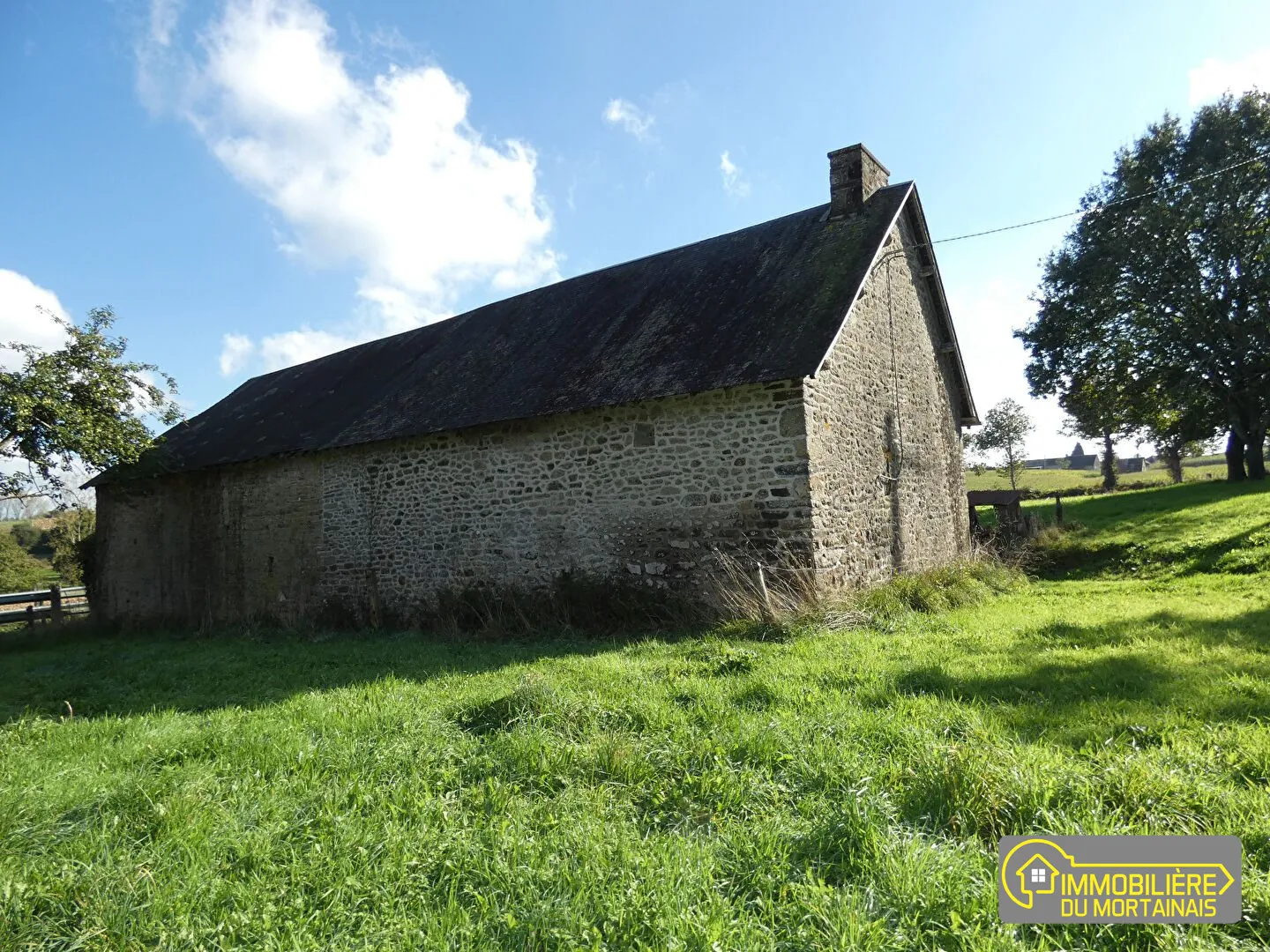 Maison en pierres à rénover avec terrain à Savigny-le-Vieux - Opportunité à saisir 