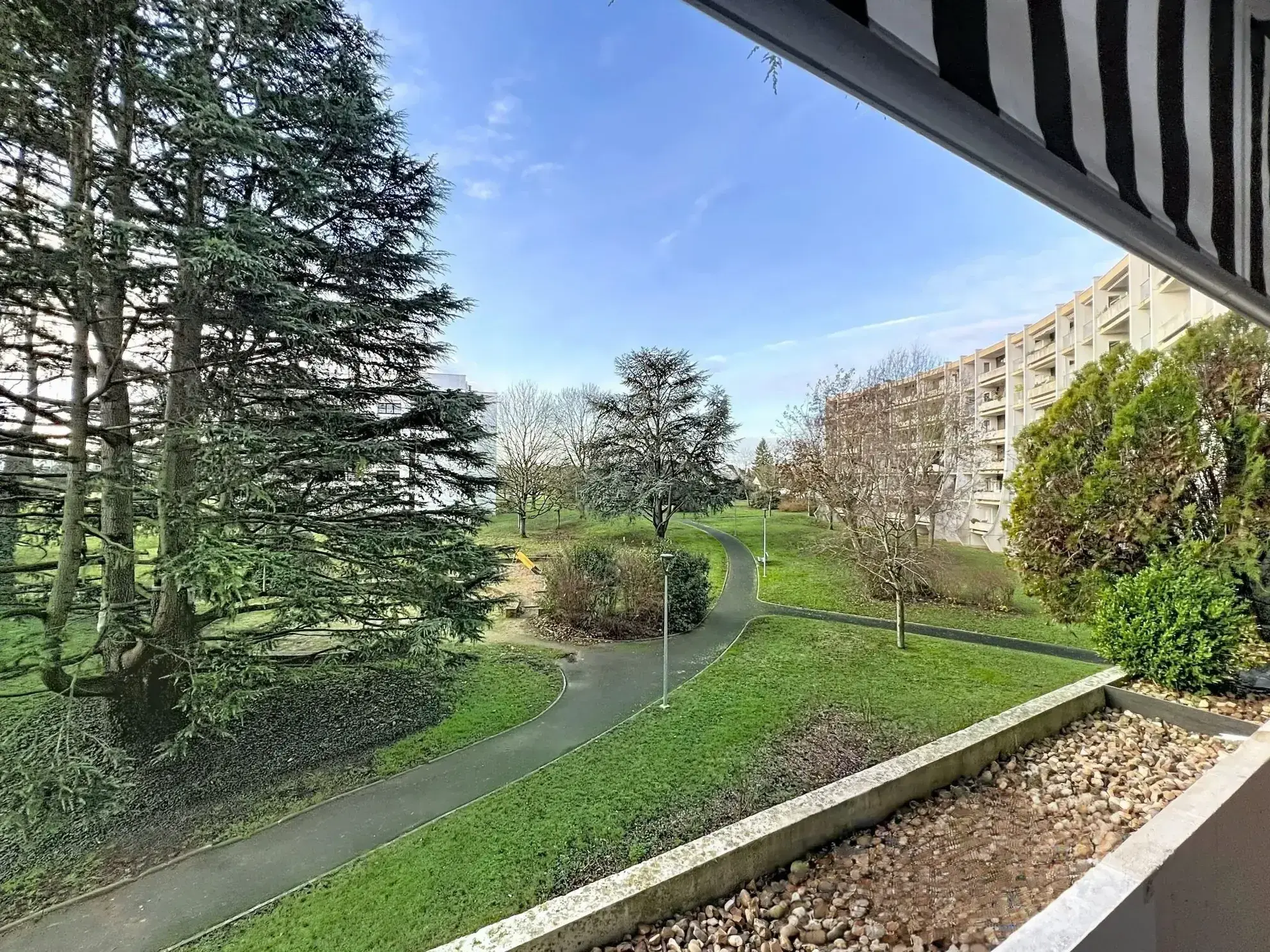 A vendre appartement T4 de 86 m² à La Chaussée-Saint-Victor avec balcon et parking sécurisé