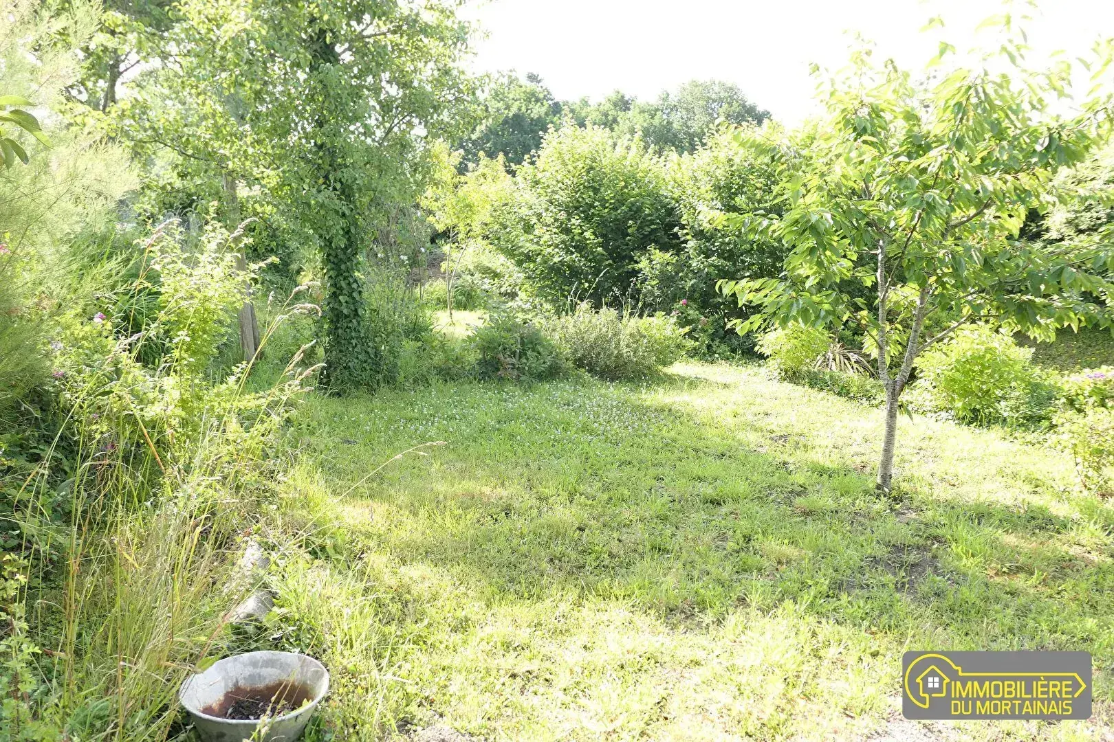 Maison à vendre à Le Mesnil-Gilbert avec studio et terrain de 490 m² 